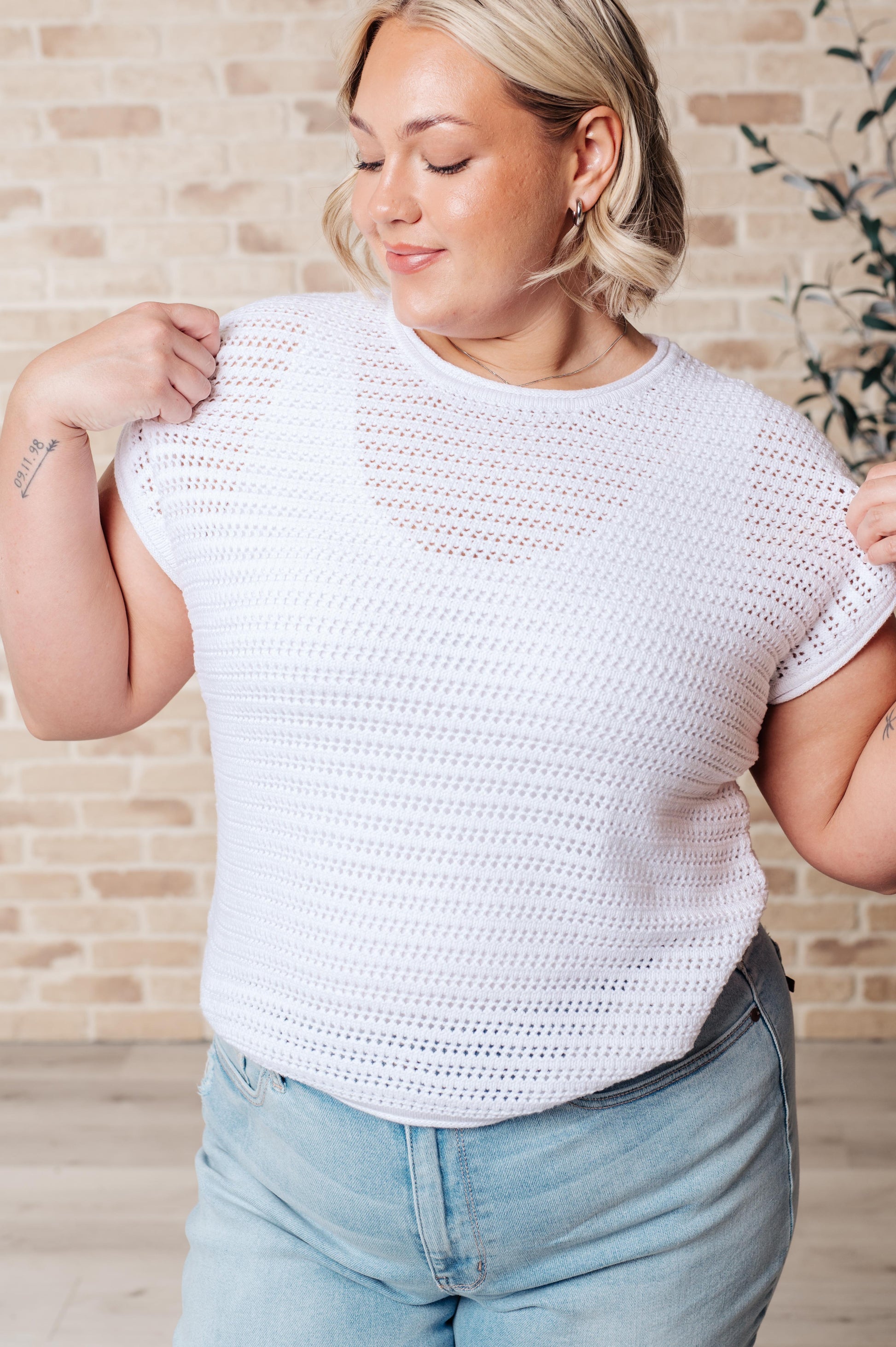White Lightweight Sweater Knit
Ribbed Round Neckline
Dolman Sleeve
Ribbed Sleeve Cuff
60% Cotton, 40% Acrylic
True to Size short sleeve top