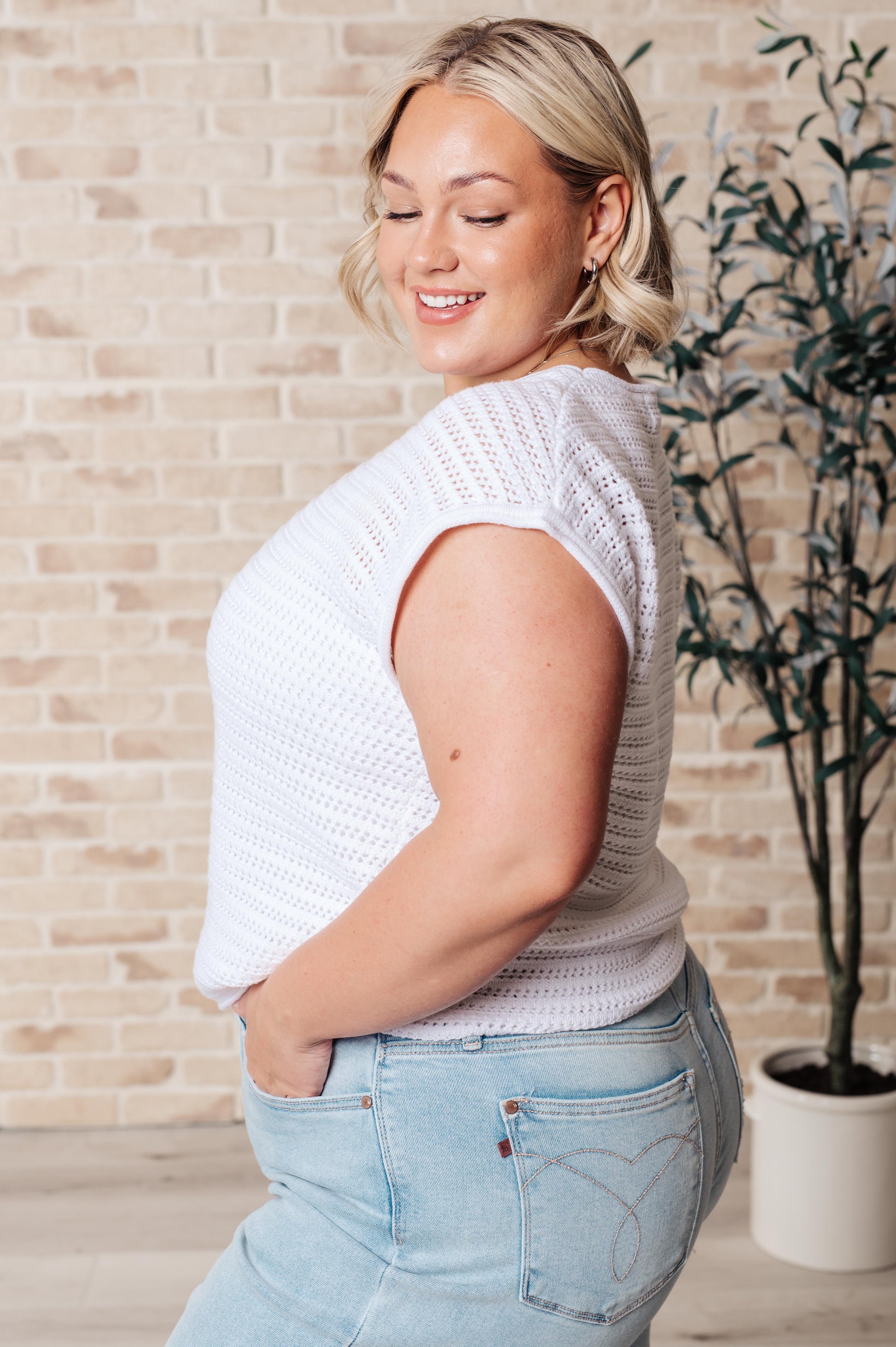 White Lightweight Sweater Knit
Ribbed Round Neckline
Dolman Sleeve
Ribbed Sleeve Cuff
60% Cotton, 40% Acrylic
True to Size short sleeve top