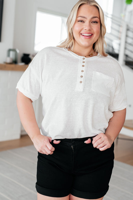 Woven
Round Neckline
Functional Front Button Closures
Drop Shoulder
Exposed Seam Patch Pocket
Exposed Seams
Scooped High Low Hem
65% Cotton, 35% Polyester
True to Size Top