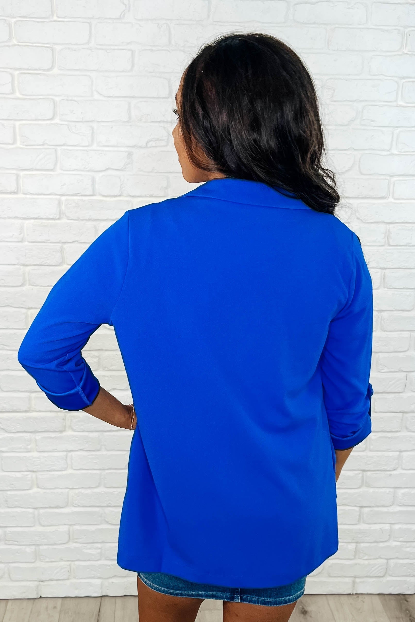 Open Front Blazer in Royal Blue
Polyester Crepe
Collared
Open Front
Functional Side Pockets
Sleeve Tab
97% Polyester, 3% Spandex
True to Size