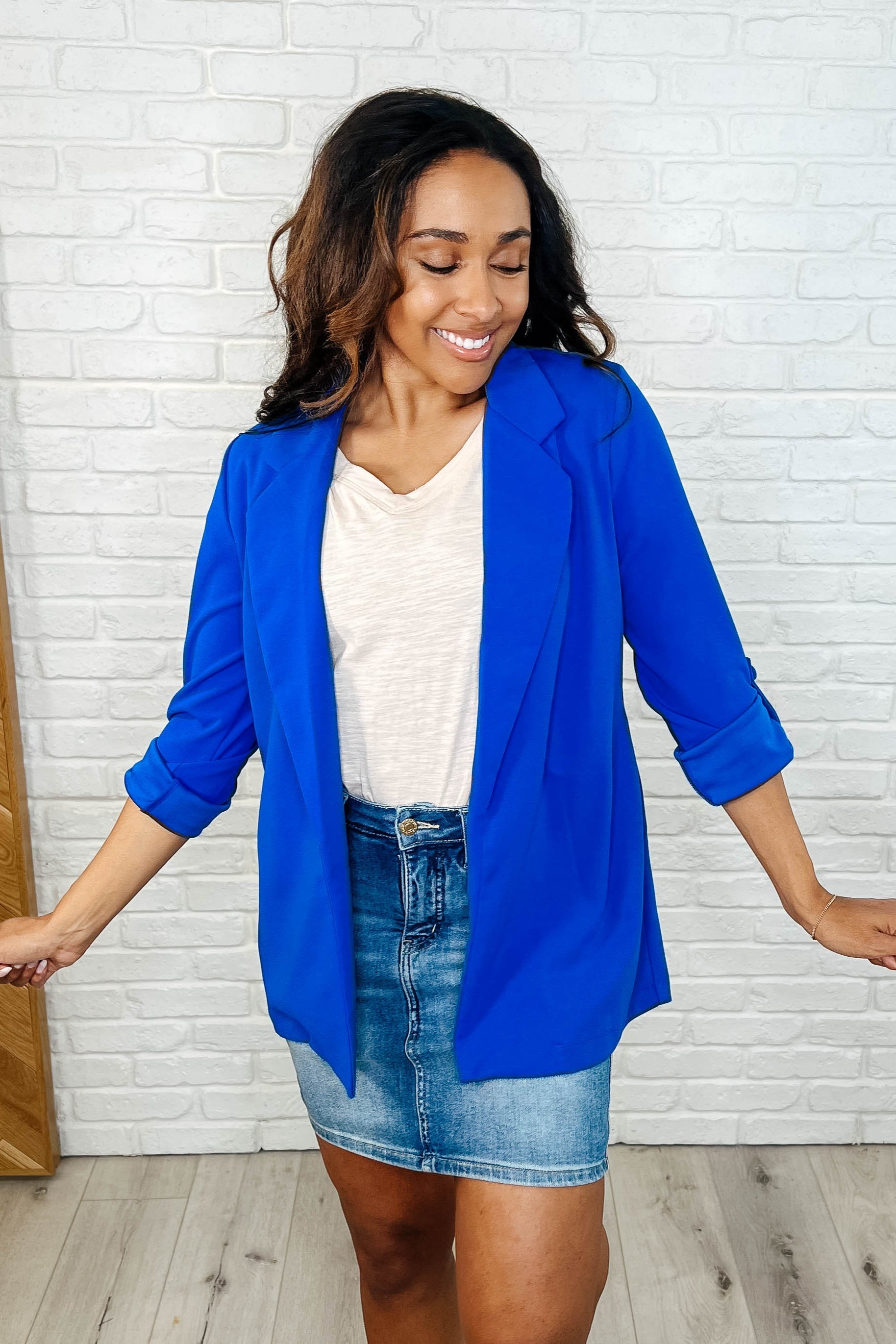 Open Front Blazer in Royal Blue
Polyester Crepe
Collared
Open Front
Functional Side Pockets
Sleeve Tab
97% Polyester, 3% Spandex
True to Size