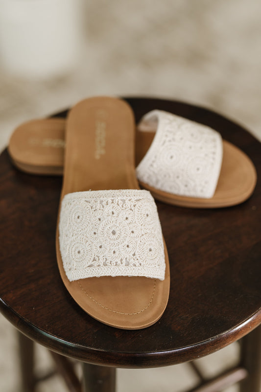 Off White Rubber Sole Sandal
Man Made Materials
Round Toe
Slip on Style
Macrame Strap