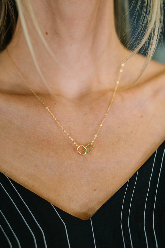 In this together necklace
5/8"x 1/4" Interlocking Double Ring
15 1/2" with 2" Extender 
Lobster Clasp 
Zirconia Diamonds
925 Sterling Silver
Gold Plated