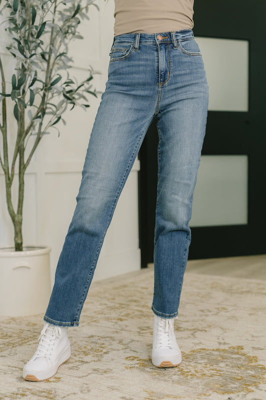 Judy Blue Jeans
High-Rise
Zip Fly
4-Way Stretch
Straight Leg Silhouette
93% Cotton, 6% Polyester, 1% Spandex
True to Judy Blue Sizing