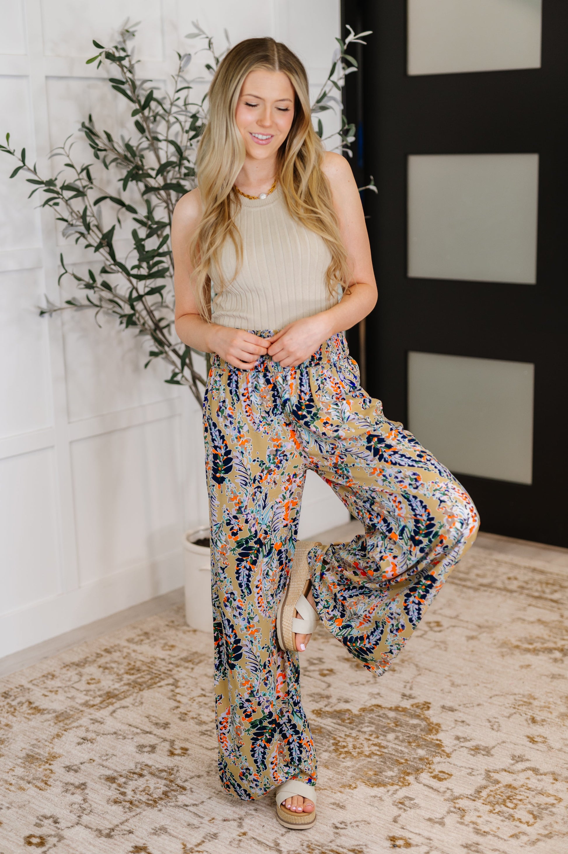 Wide Leg Pants
Lightweight Woven
Smocked Elastic Waistband
Ruffle Detail
Wide Leg Silhouette
No Stretch
100% Viscose
True to Size