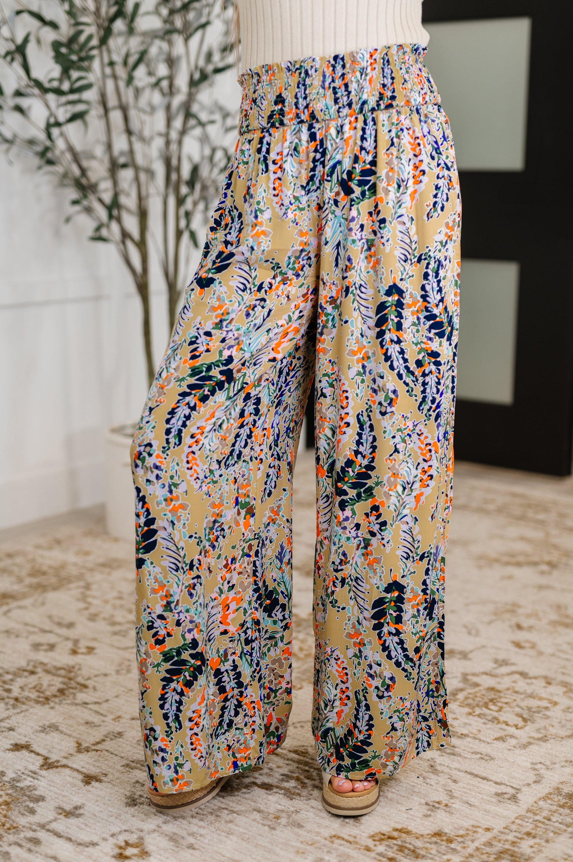 Wide Leg Pants
Lightweight Woven
Smocked Elastic Waistband
Ruffle Detail
Wide Leg Silhouette
No Stretch
100% Viscose
True to Size