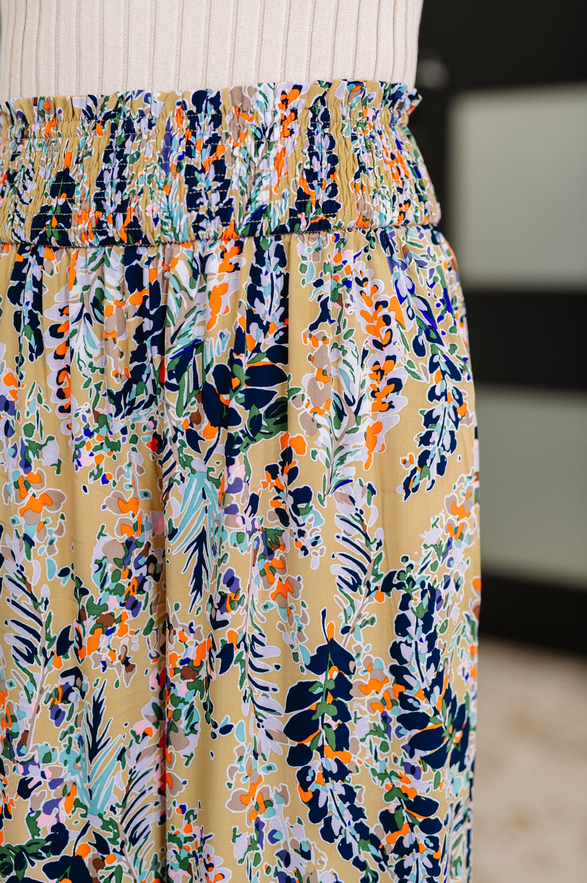 Wide Leg Pants
Lightweight Woven
Smocked Elastic Waistband
Ruffle Detail
Wide Leg Silhouette
No Stretch
100% Viscose
True to Size