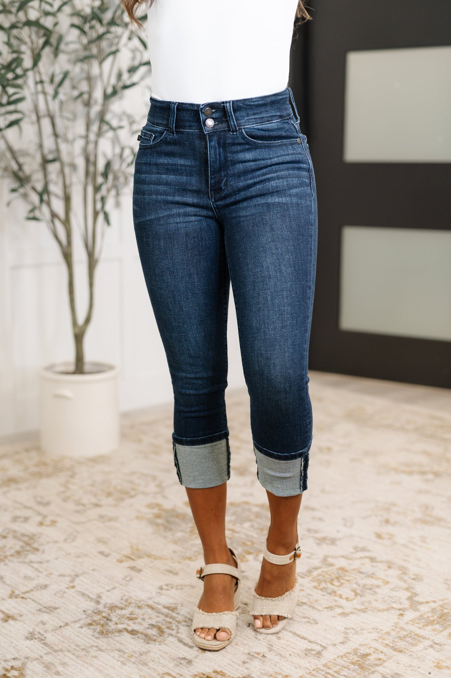 Judy Blue
High Rise
Double Button Waistband
Zip Fly
Dark Wash
Skinny Fit
Capri Length
Optional Cuffed Hem
93% Cotton, 6% Polyester, 1% Spandex
True to Judy Blue Sizing