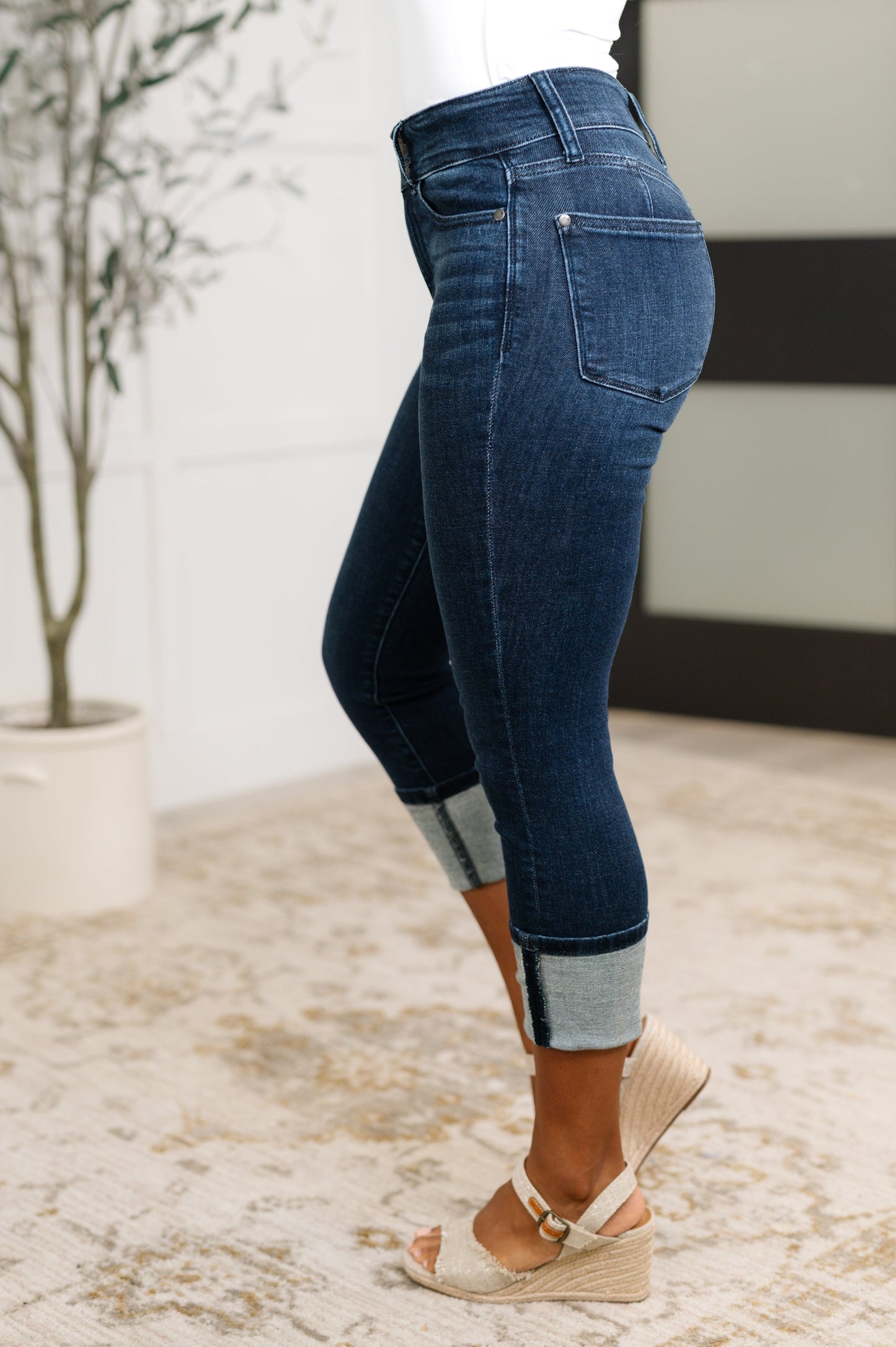 Judy Blue
High Rise
Double Button Waistband
Zip Fly
Dark Wash
Skinny Fit
Capri Length
Optional Cuffed Hem
93% Cotton, 6% Polyester, 1% Spandex
True to Judy Blue Sizing