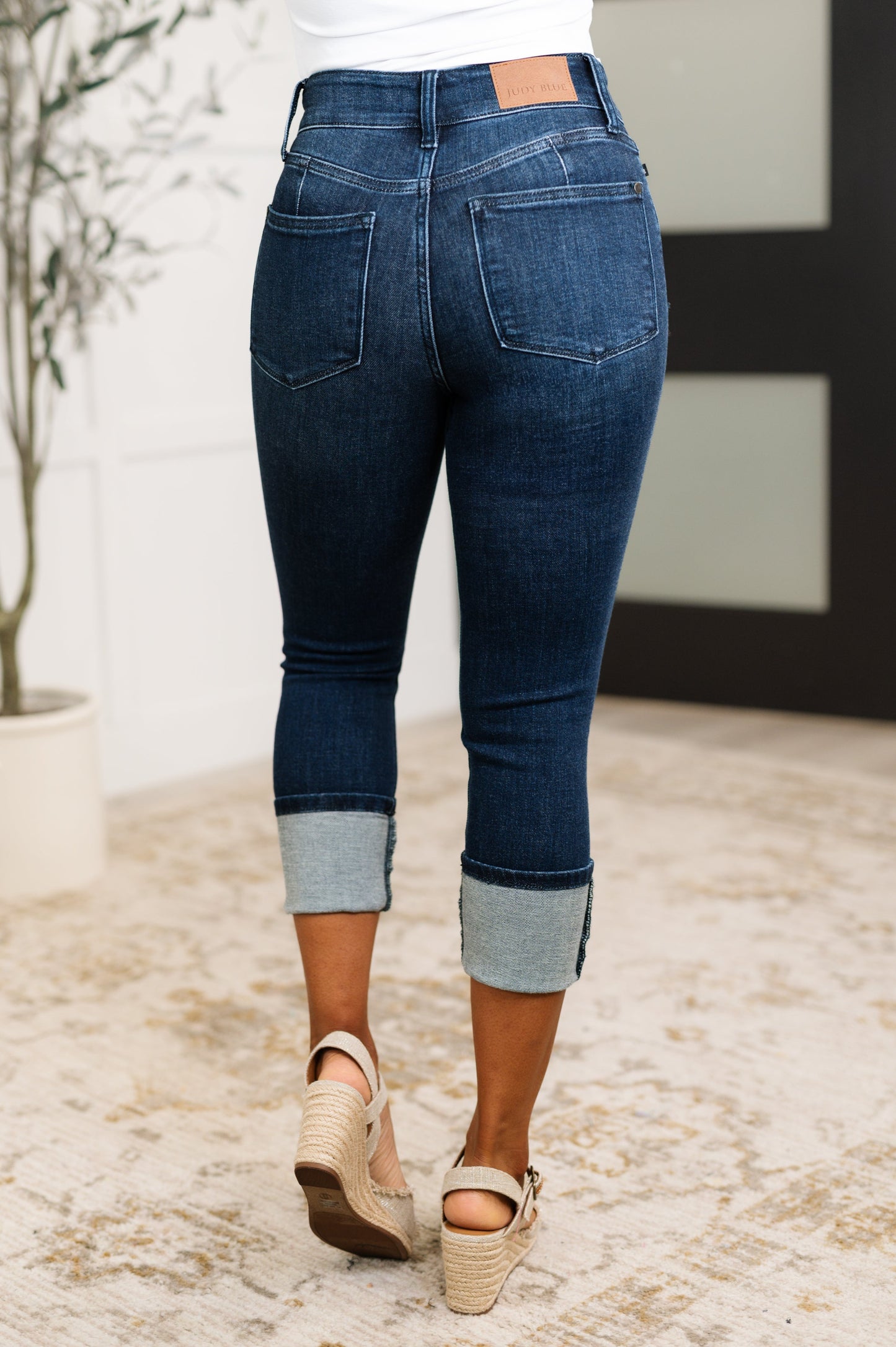 Judy Blue
High Rise
Double Button Waistband
Zip Fly
Dark Wash
Skinny Fit
Capri Length
Optional Cuffed Hem
93% Cotton, 6% Polyester, 1% Spandex
True to Judy Blue Sizing