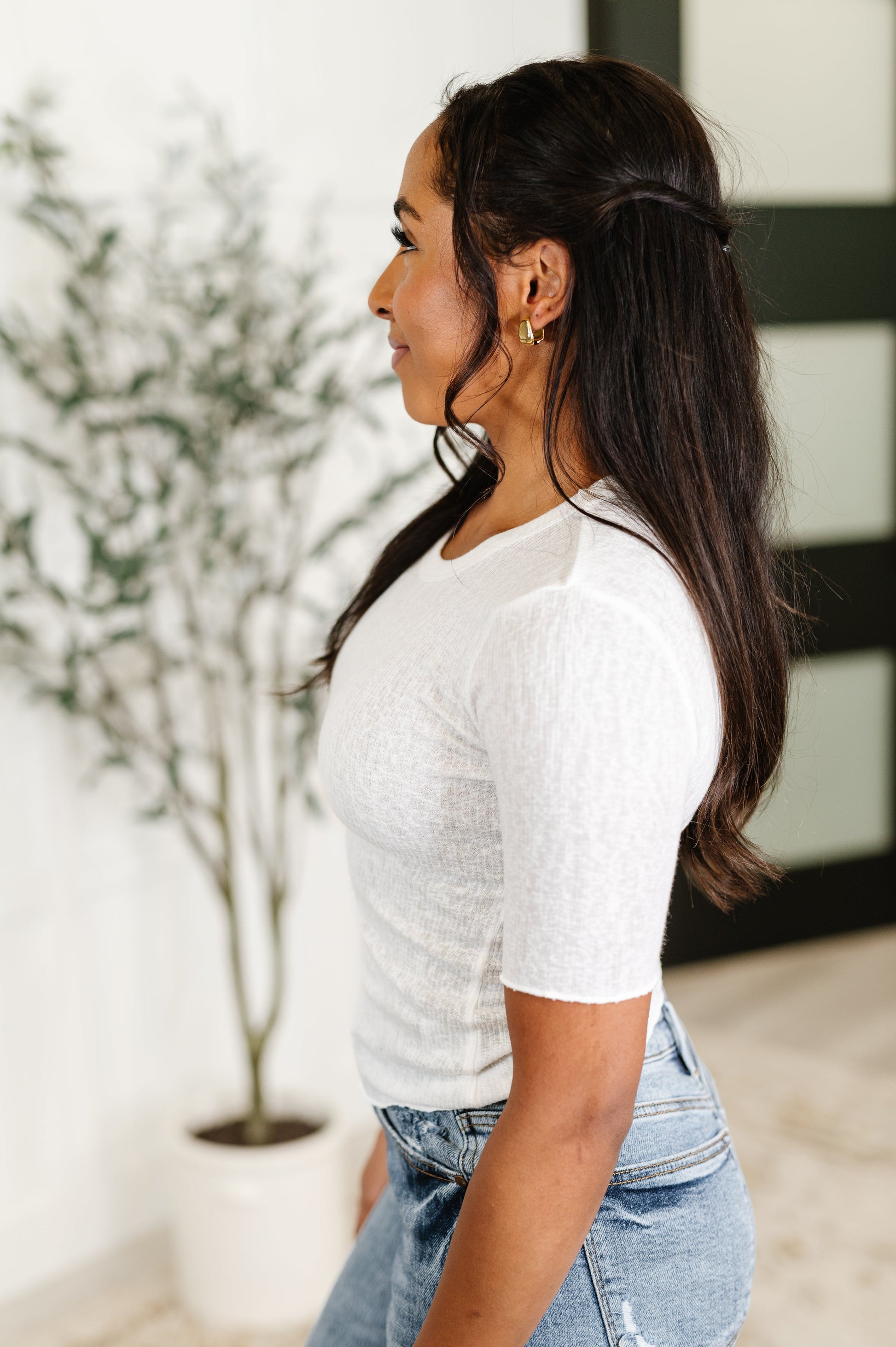 Lightweight Ribbed Knit Tee in Off White
High Stretch
Banded, Round Neckline
1/4 Sleeve
Lettuce Sleeve Cuff
Lettuce Hem
Sheer
73% Polyester, 27% Rayon
True to Size