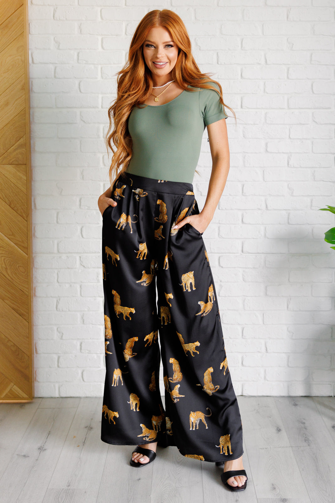 Poly Satin, leopard print pants
High Rise
Button Tab Closure
Zip Fly
Elastic Back Waistband
Pleat Front
Pockets
Wide Leg
100% Polyester
True to Size