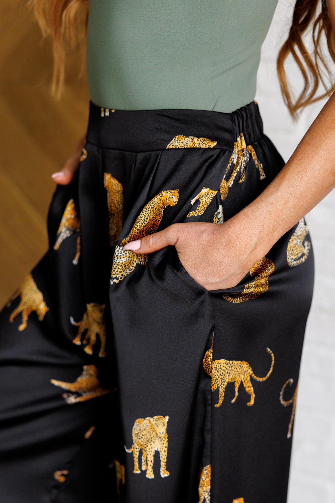 Poly Satin, leopard print pants
High Rise
Button Tab Closure
Zip Fly
Elastic Back Waistband
Pleat Front
Pockets
Wide Leg
100% Polyester
True to Size