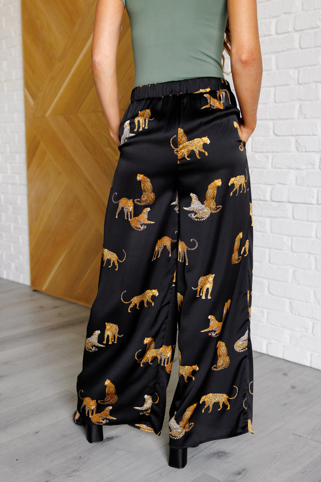 Poly Satin, leopard print pants
High Rise
Button Tab Closure
Zip Fly
Elastic Back Waistband
Pleat Front
Pockets
Wide Leg
100% Polyester
True to Size