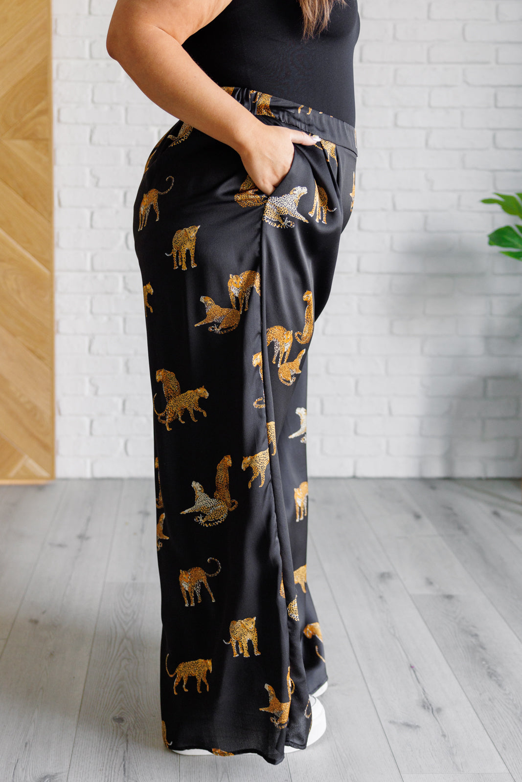 Poly Satin, leopard print pants
High Rise
Button Tab Closure
Zip Fly
Elastic Back Waistband
Pleat Front
Pockets
Wide Leg
100% Polyester
True to Size