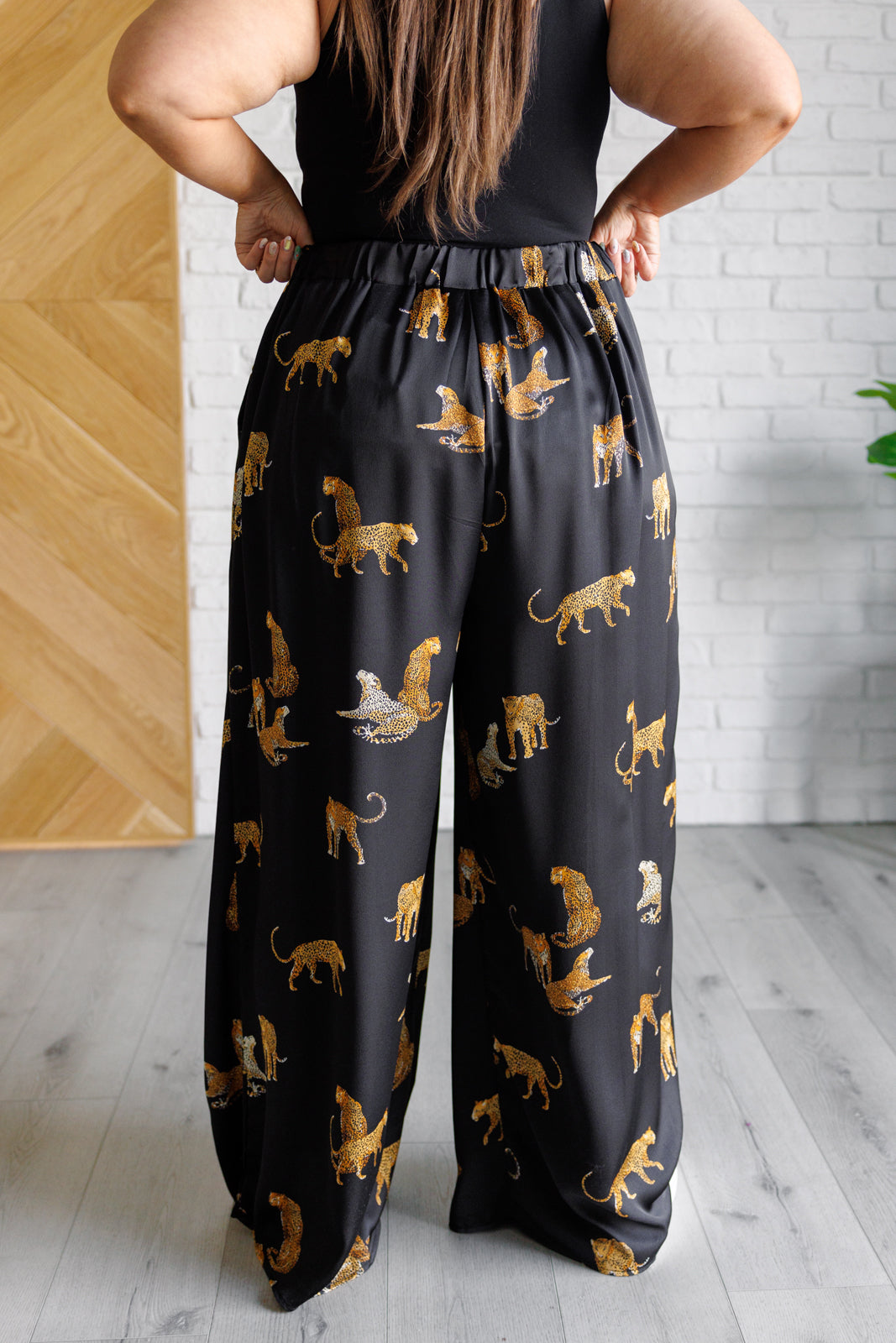 Poly Satin, leopard print pants
High Rise
Button Tab Closure
Zip Fly
Elastic Back Waistband
Pleat Front
Pockets
Wide Leg
100% Polyester
True to Size