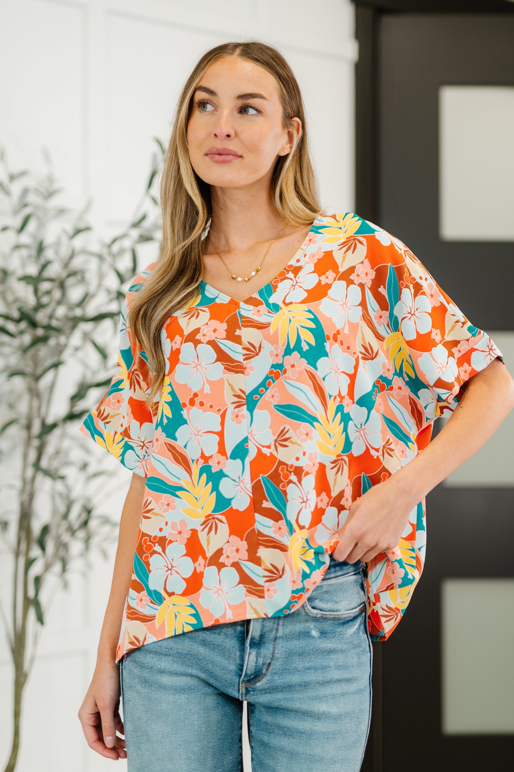 Floral print, Lightweight Poplin Woven
V-Neck Top
Batwing Sleeve
Banded Sleeve Cuff
Front and Back Center Seam
100% Polyester
True to Size