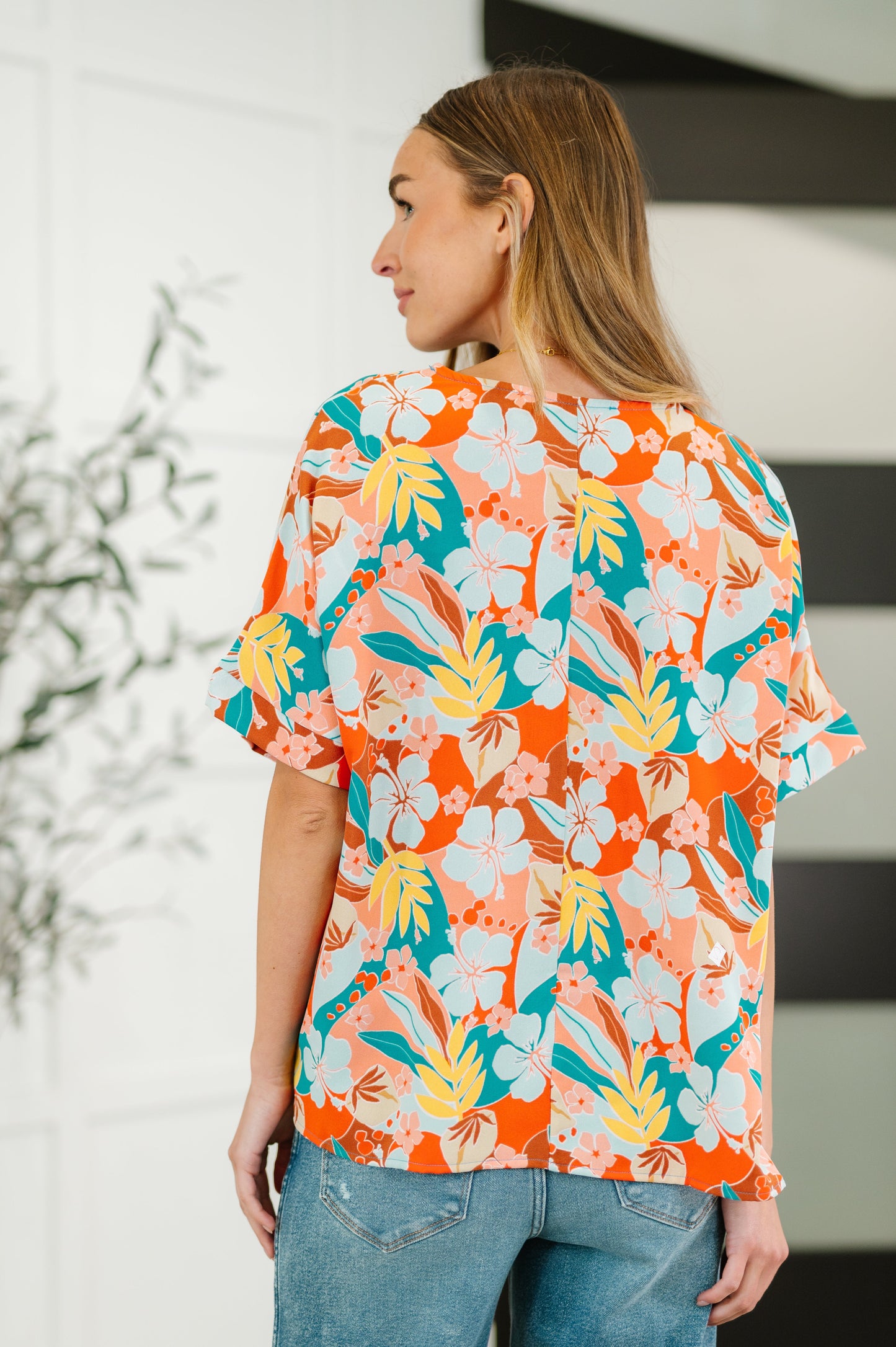 Floral print, Lightweight Poplin Woven
V-Neck Top
Batwing Sleeve
Banded Sleeve Cuff
Front and Back Center Seam
100% Polyester
True to Size