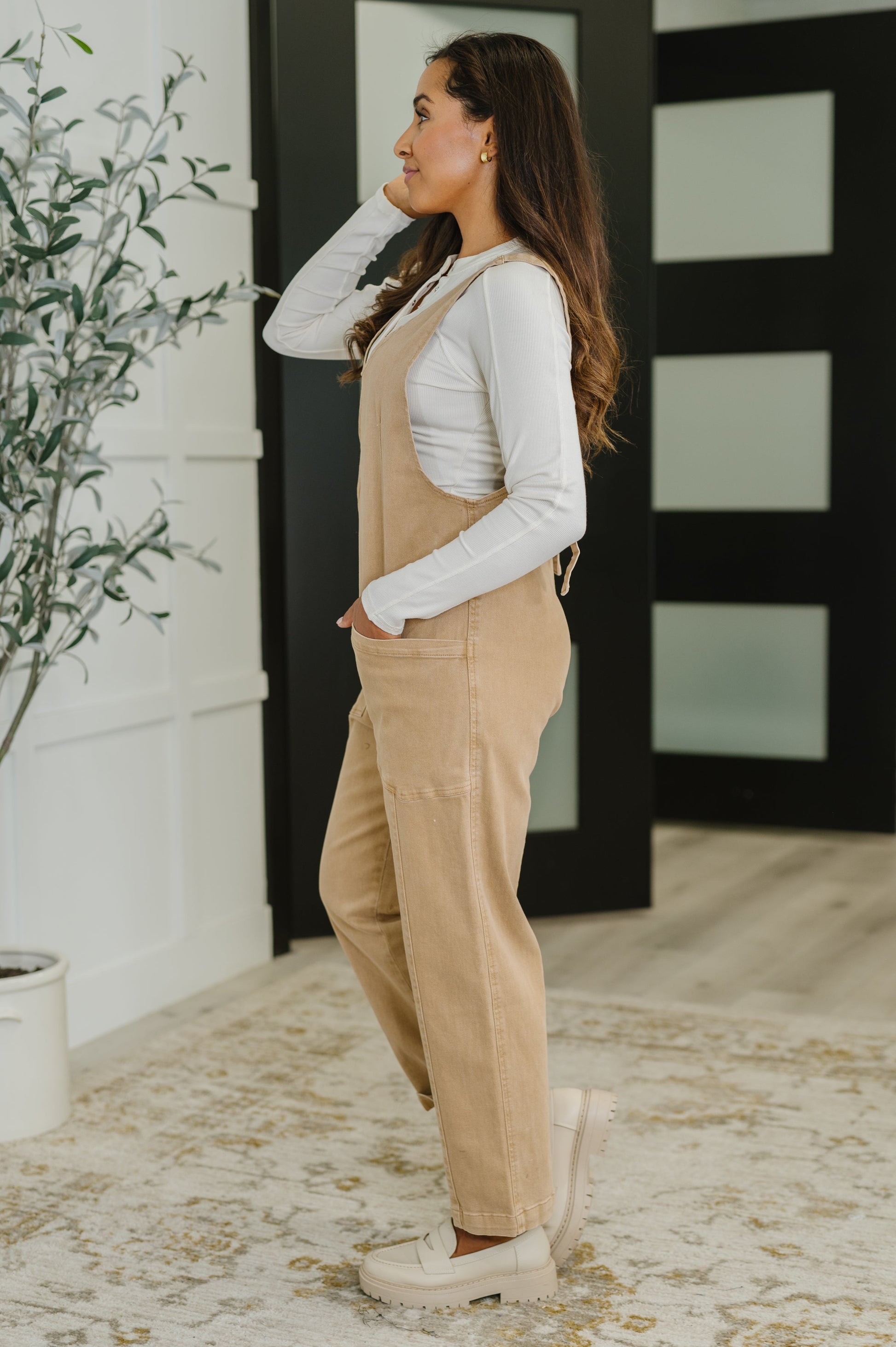 Mid-Heavy Woven Jumpsuit in Brush by Zenana
No Stretch
Scooped Neck
Adjustable Straps
Bronze Hardware
Functional Patch Pockets
Relaxed Fix
97% Cotton, 3% Spandex
True to Size