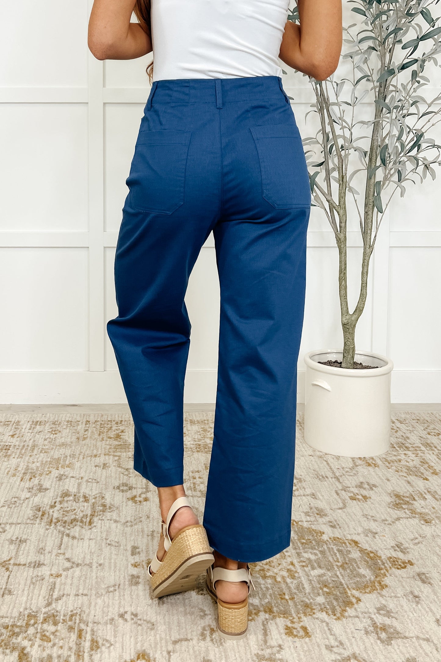 Lightweight Twill
Inner Waist Button Closure
Button and Zipper Closure Fly
Functional Front and Back Patch Pockets
Functional Belt Loops
Cropped Wide Leg
65% Cotton, 32% Polyester, 3% Spandex
True to Size
Royal Blue by Gigio