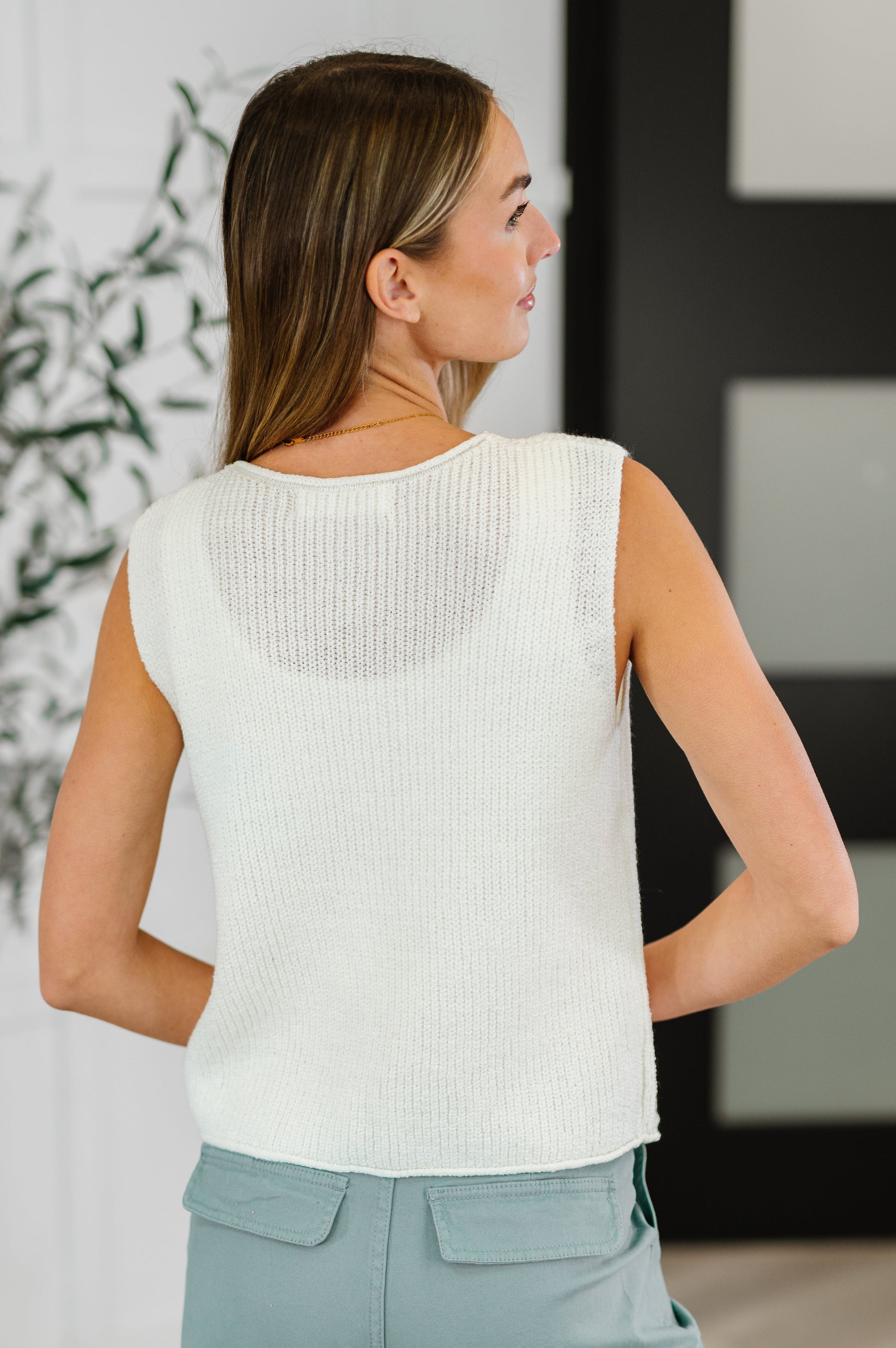 White, Lightweight Knit tie front vest
Two Functional Tie Closures
Sleeveless
100% Acrylic
True to Size