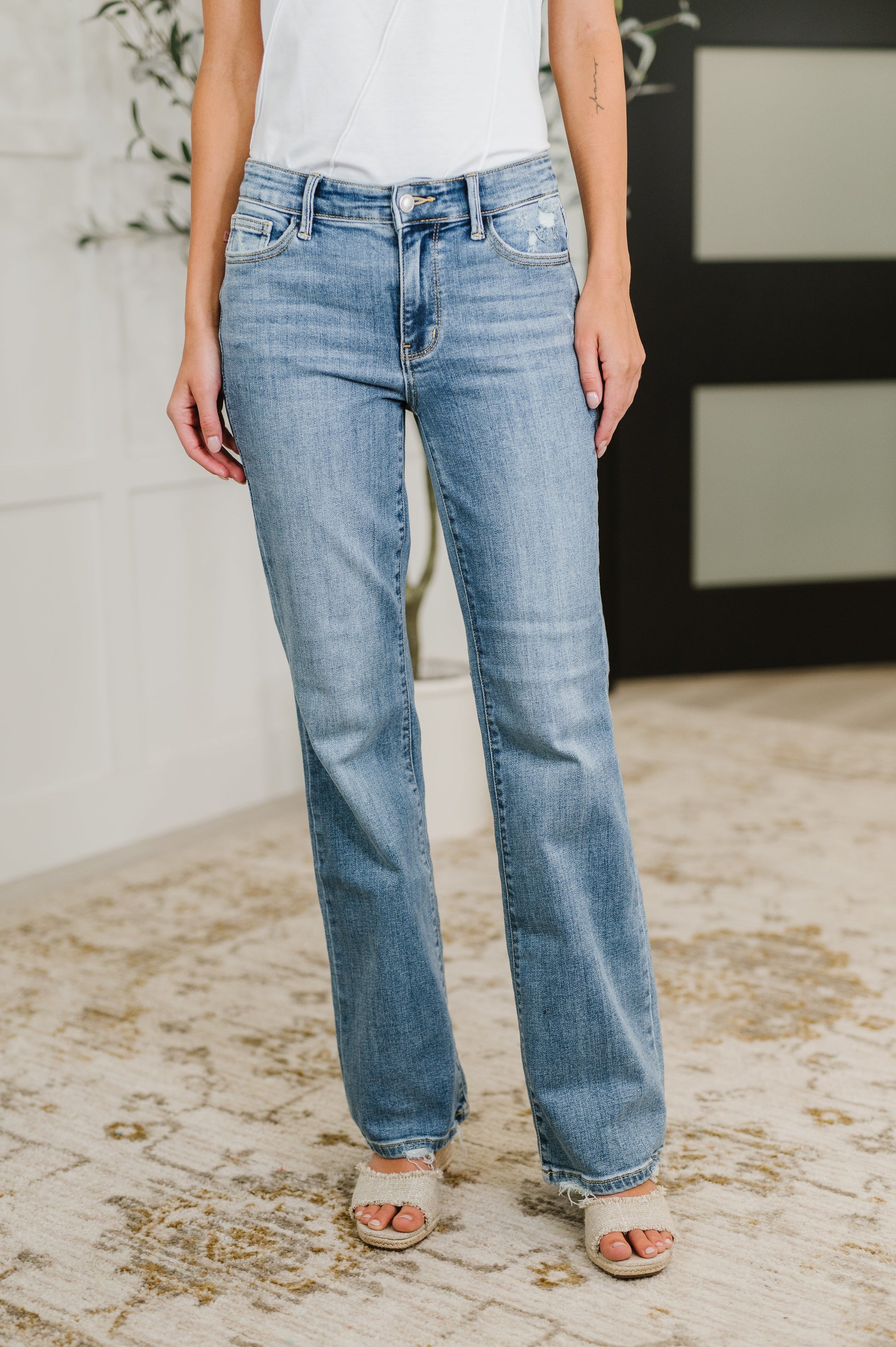 Mid Rise Vintage Wash Bootcut Jeans
Judy Blue
Mid Rise
Zip Fly
Vintage Wash
Bootcut Fit
Destroyed Hem
Distressed Detailing
93% Cotton, 6% Polyester, 1% Spandex
True to Judy Blue Sizing
