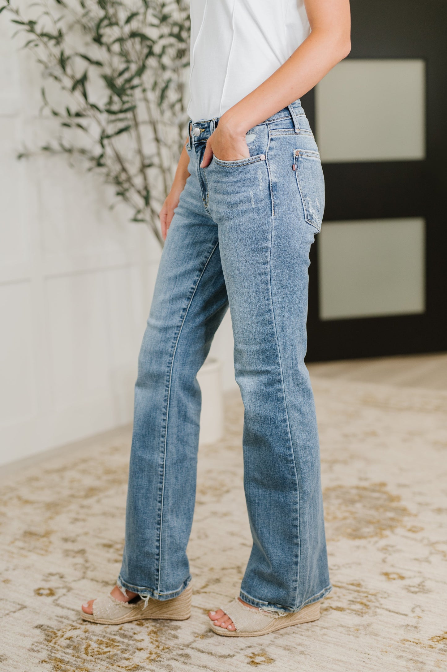 Mid Rise Vintage Wash Bootcut Jeans
Judy Blue
Mid Rise
Zip Fly
Vintage Wash
Bootcut Fit
Destroyed Hem
Distressed Detailing
93% Cotton, 6% Polyester, 1% Spandex
True to Judy Blue Sizing