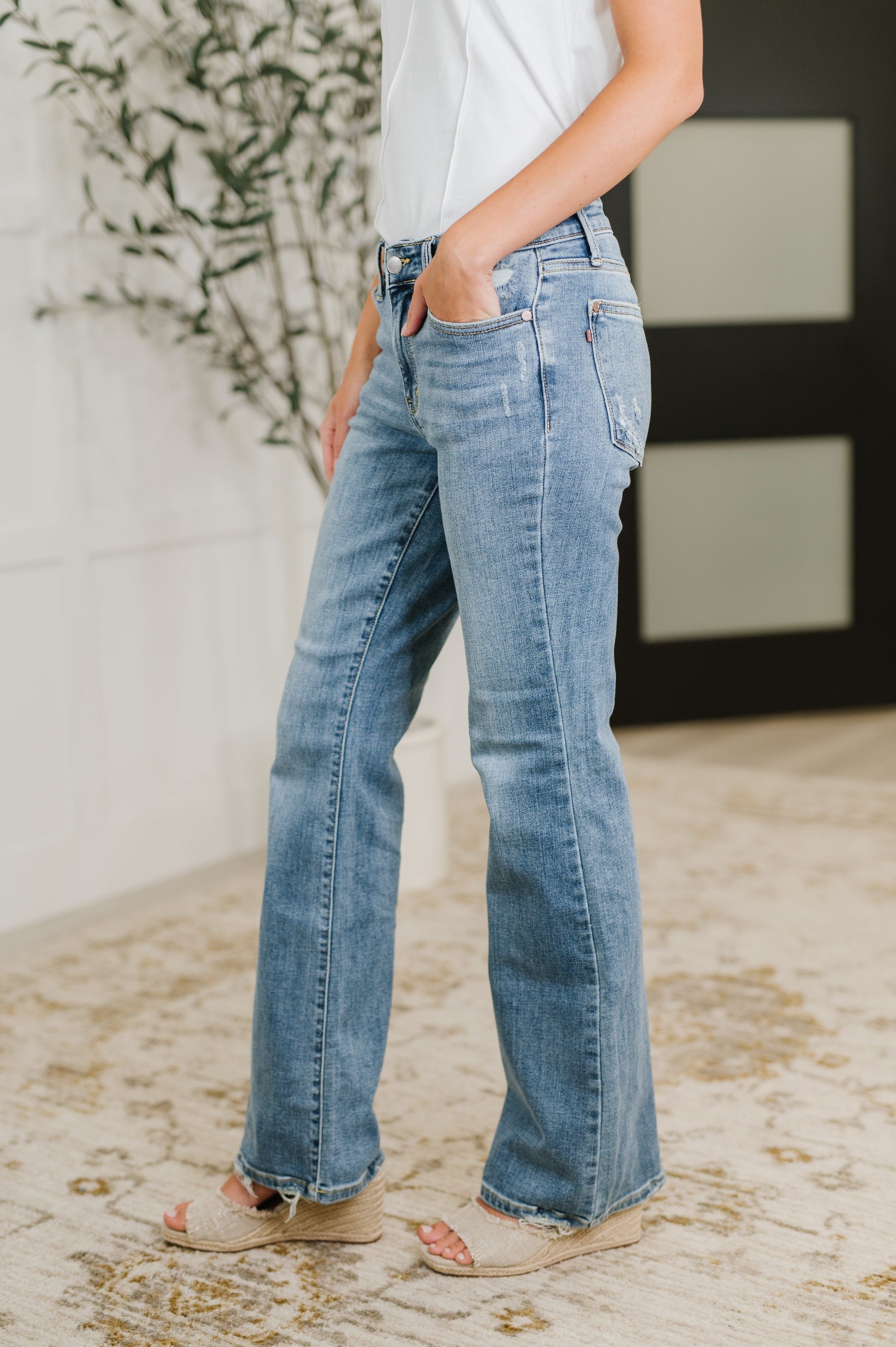Mid Rise Vintage Wash Bootcut Jeans
Judy Blue
Mid Rise
Zip Fly
Vintage Wash
Bootcut Fit
Destroyed Hem
Distressed Detailing
93% Cotton, 6% Polyester, 1% Spandex
True to Judy Blue Sizing