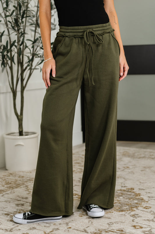 Dark Olive wide leg sweats by Zenana
Fleece Knit
Some Stretch
High Waisted
Cased Elastic Waist
Functional Drawstring
Functional Side Pockets
Wide Leg Silhouette
Exposed Seam Details
60% Cotton, 40% Polyester
True to Size