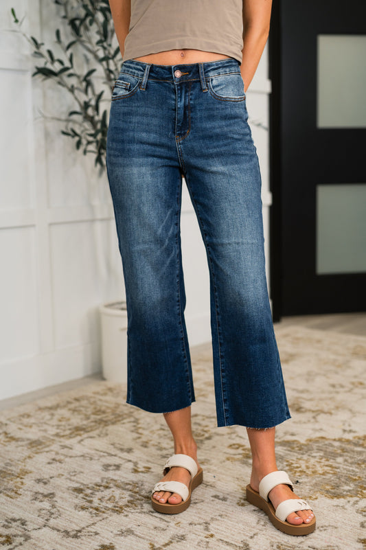 Judy Blue
High-Rise
Zip Fly

Raw Hem
Dark Wash
Crop Wide
Wide Leg Fit Silhouette
93% Cotton, 6% Polyester, 1% Spandex
True to Judy Blue Sizing