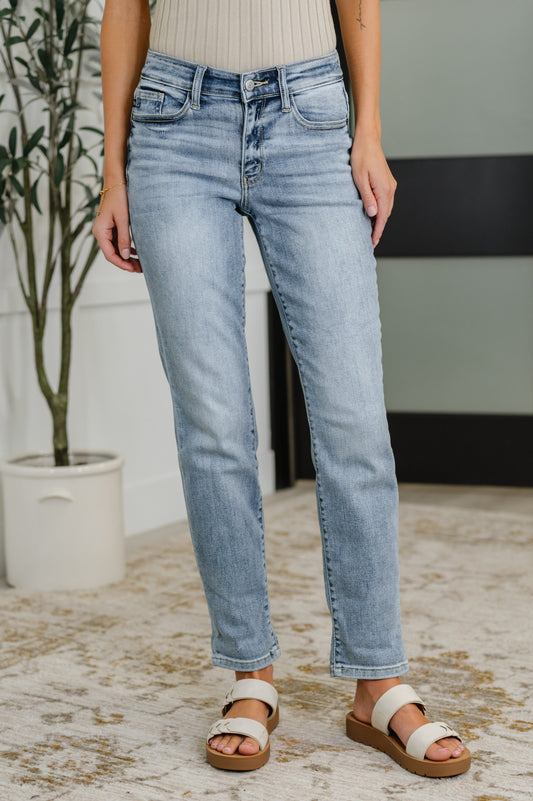 Judy Blue Jeans
4-Way Stretch
Mid Rise
Bleach Wash
Boyfriend Silhouette
Can be Cuffed and Uncuffed
93% Cotton, 6% Polyester,1% Spandex
Wash Cold, Hang Dry