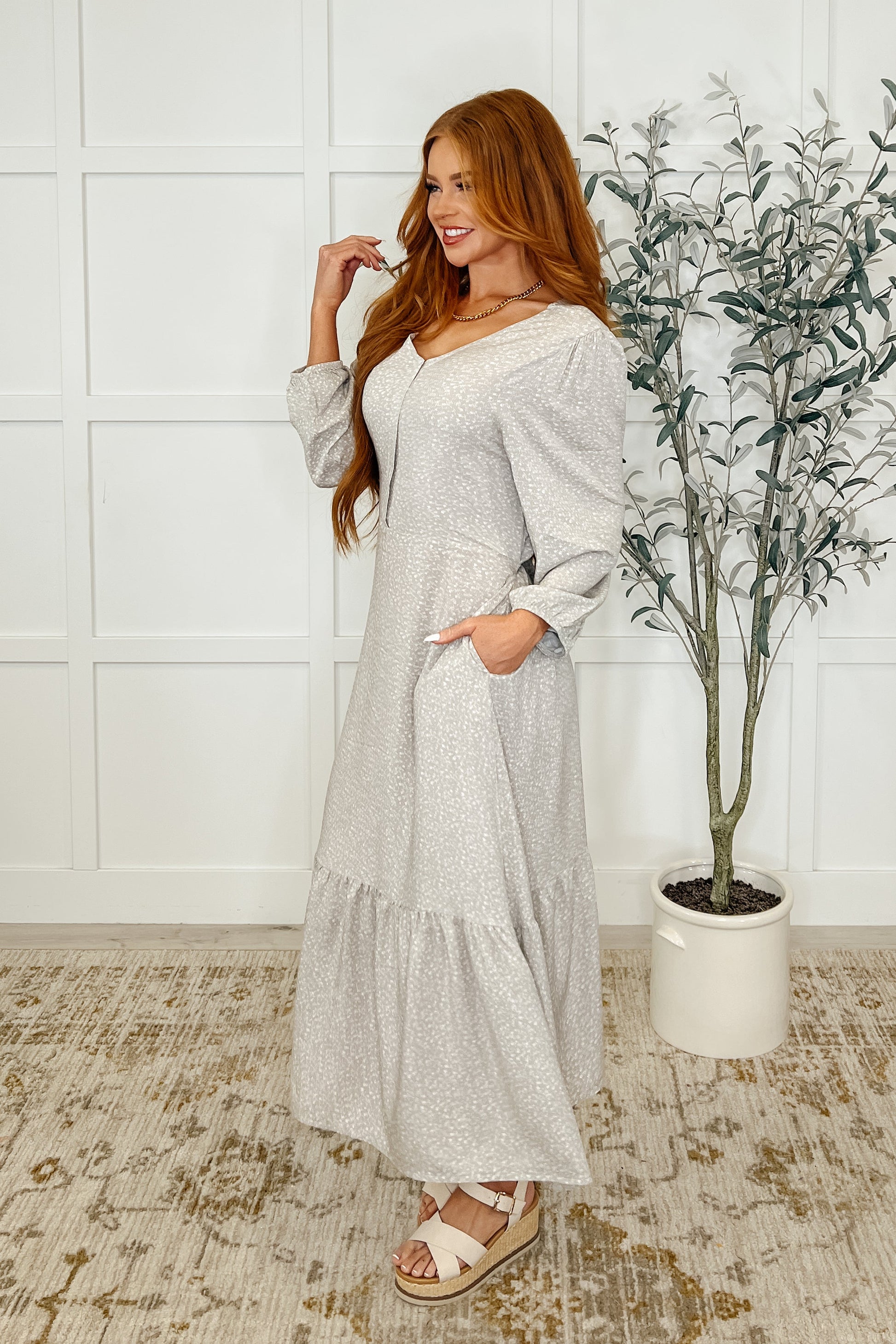 Lightweight Woven
V-Neckline
Front Half Zip Closure
Gathered Shoulder
Cased Elastic Sleeve Cuff
Balloon Sleeve
Functional Waist Tie
Functional Side Pockets
Tiered Hem
100% Viscose
True to Size Dress by Honey Mark
Regular and Plus size