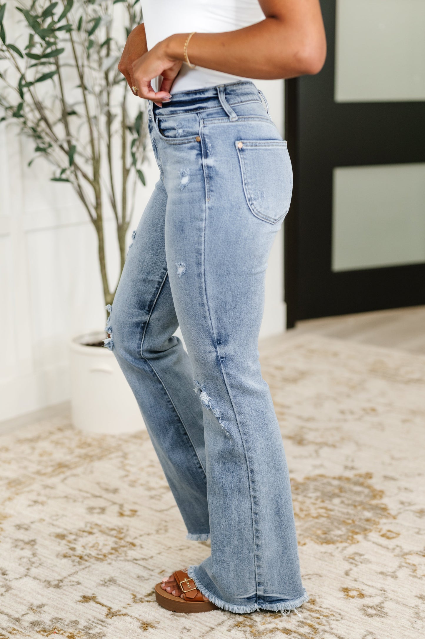 Judy Blue Jeans
High Rise
Offset Button Tab Waistband
Zip Fly
Light Wash
Shield Back Pockets
Flared Silhouette
Slight Distressing
Raw Hemline
93% Cotton, 5% Polyester, 2% Spandex
True to Judy Blue Sizing