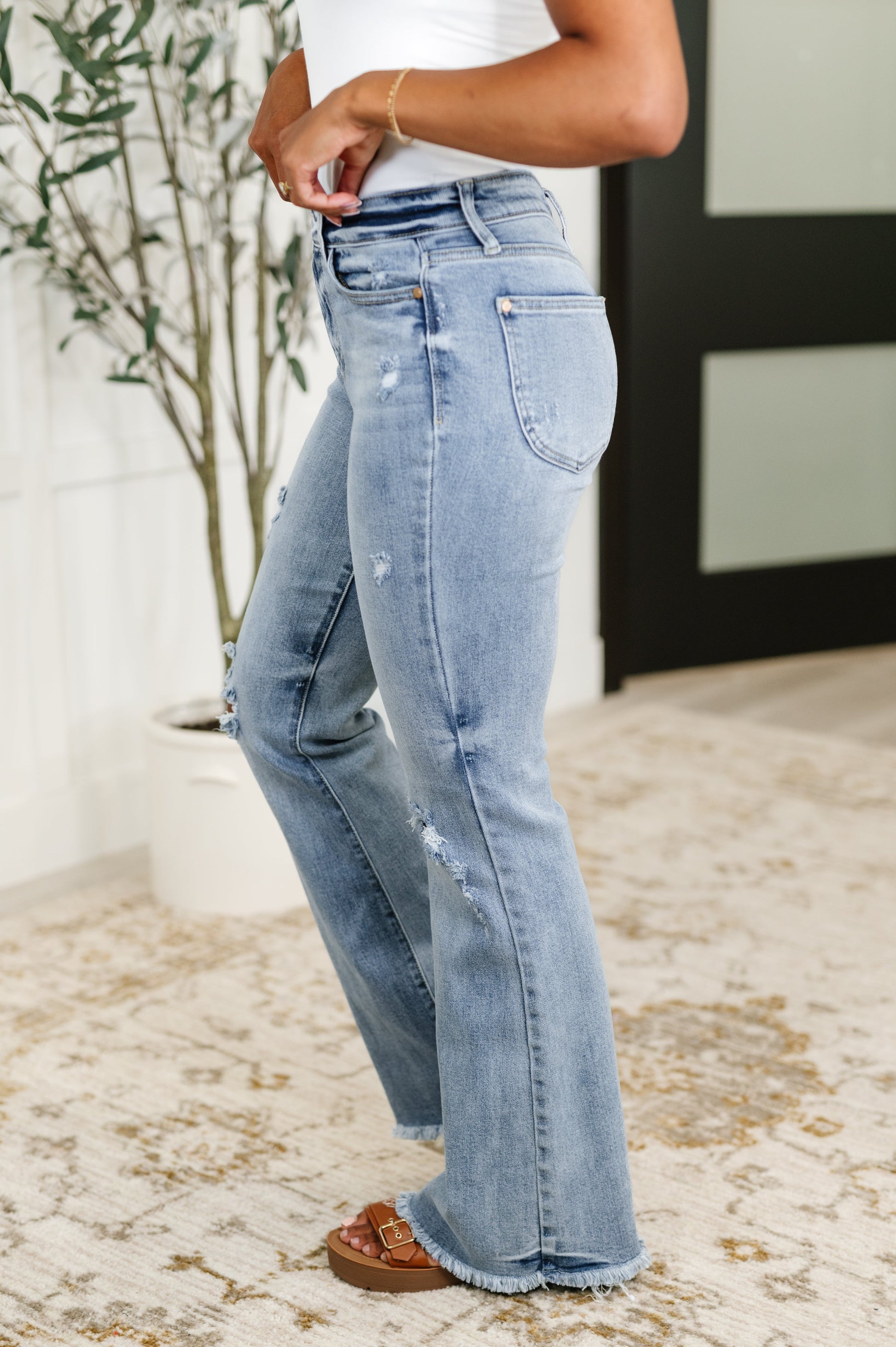 Judy Blue Jeans
High Rise
Offset Button Tab Waistband
Zip Fly
Light Wash
Shield Back Pockets
Flared Silhouette
Slight Distressing
Raw Hemline
93% Cotton, 5% Polyester, 2% Spandex
True to Judy Blue Sizing
