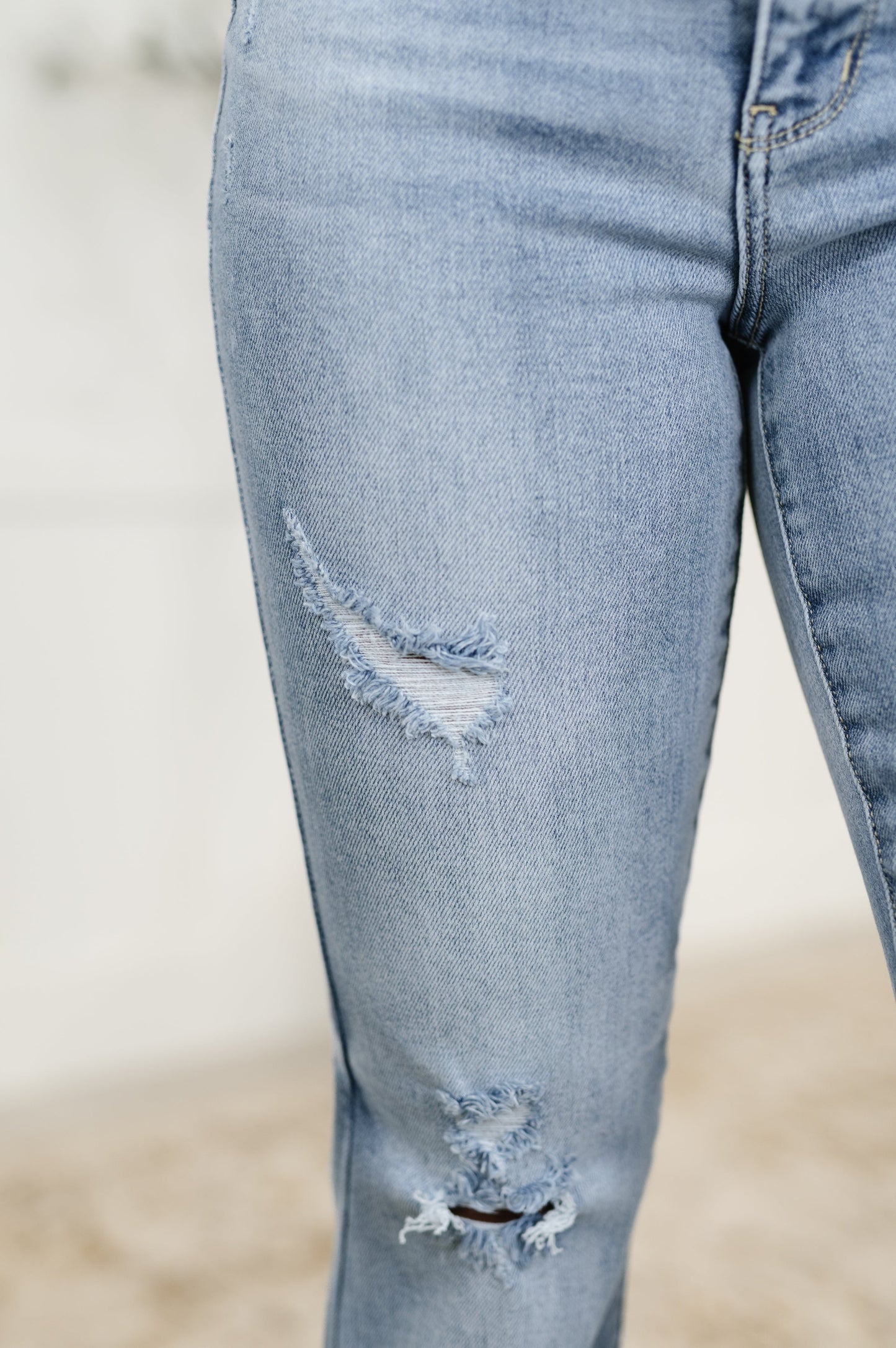 Judy Blue Jeans
High Rise
Offset Button Tab Waistband
Zip Fly
Light Wash
Shield Back Pockets
Flared Silhouette
Slight Distressing
Raw Hemline
93% Cotton, 5% Polyester, 2% Spandex
True to Judy Blue Sizing
