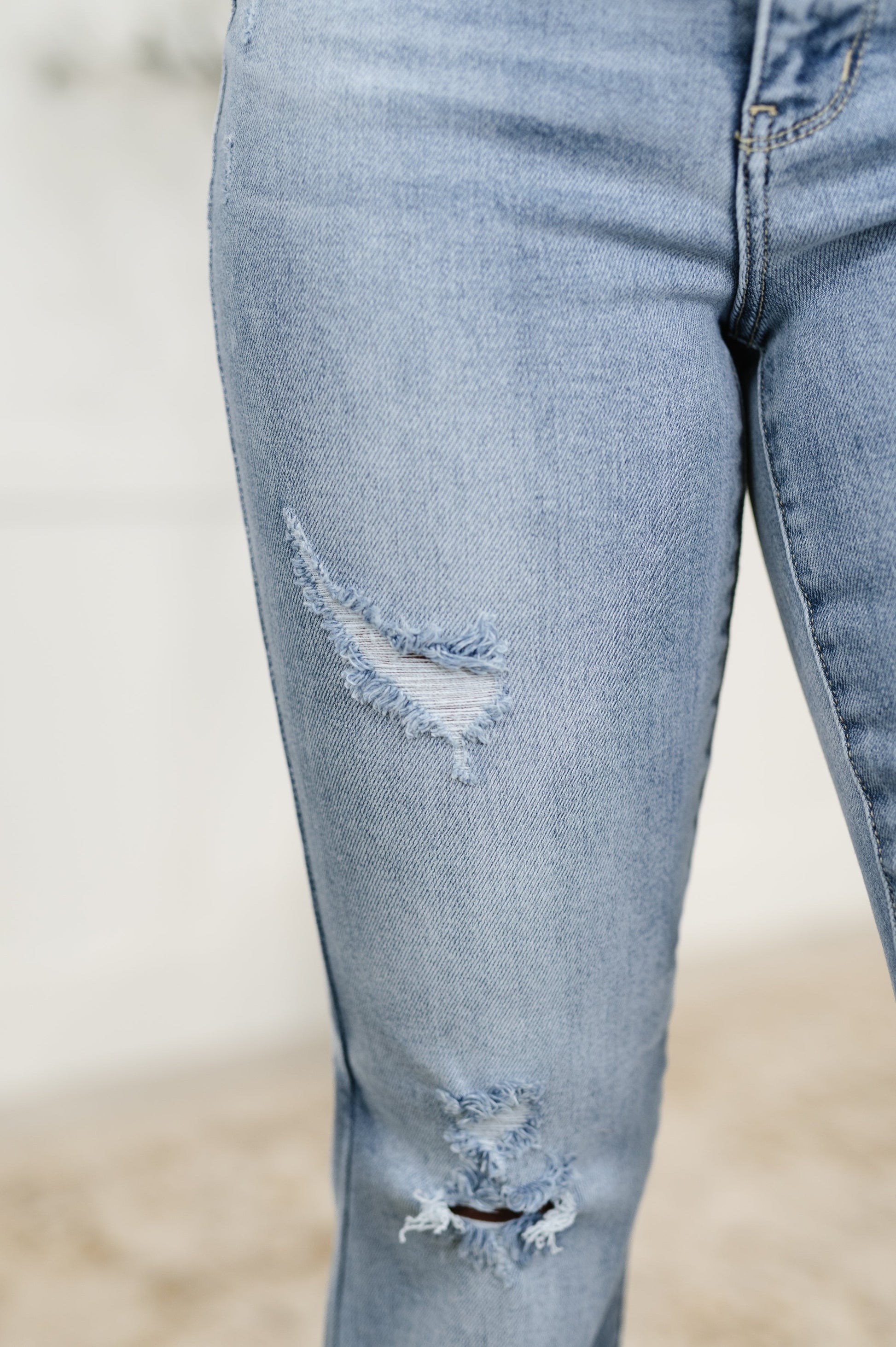 Judy Blue Jeans
High Rise
Offset Button Tab Waistband
Zip Fly
Light Wash
Shield Back Pockets
Flared Silhouette
Slight Distressing
Raw Hemline
93% Cotton, 5% Polyester, 2% Spandex
True to Judy Blue Sizing