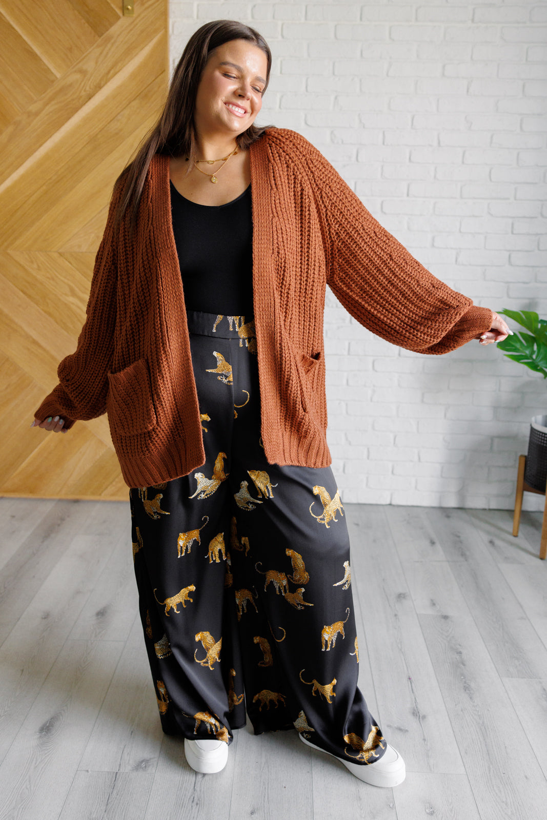 Poly Satin, leopard print pants
High Rise
Button Tab Closure
Zip Fly
Elastic Back Waistband
Pleat Front
Pockets
Wide Leg
100% Polyester
True to Size
