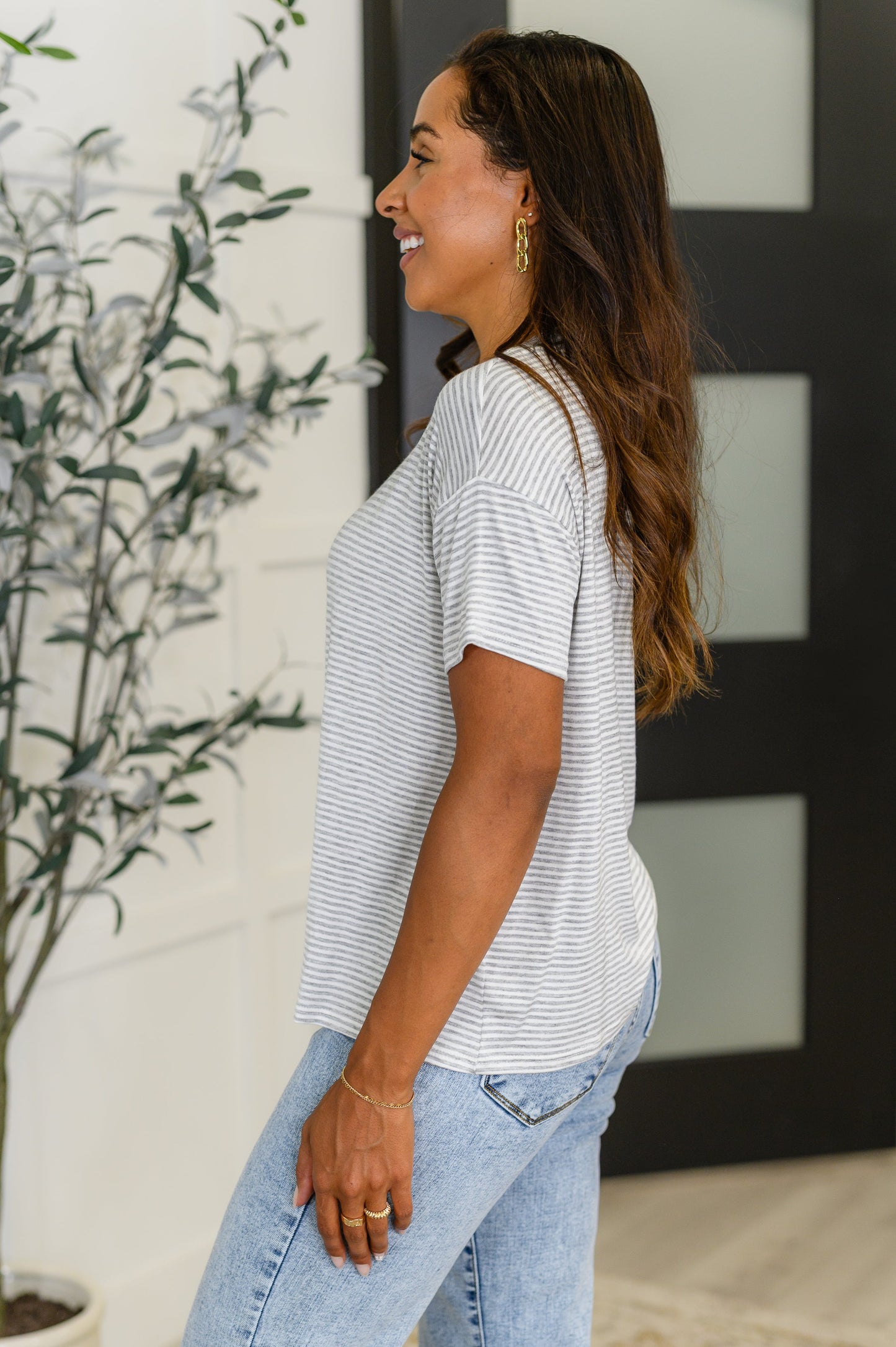 Casual drop shoulder tee in Grey by Haptics
Brushed Knit
High Stretch
Banded Round Neckline
Drop Shoulder
95% Polyester, 5% Spandex
True to Size