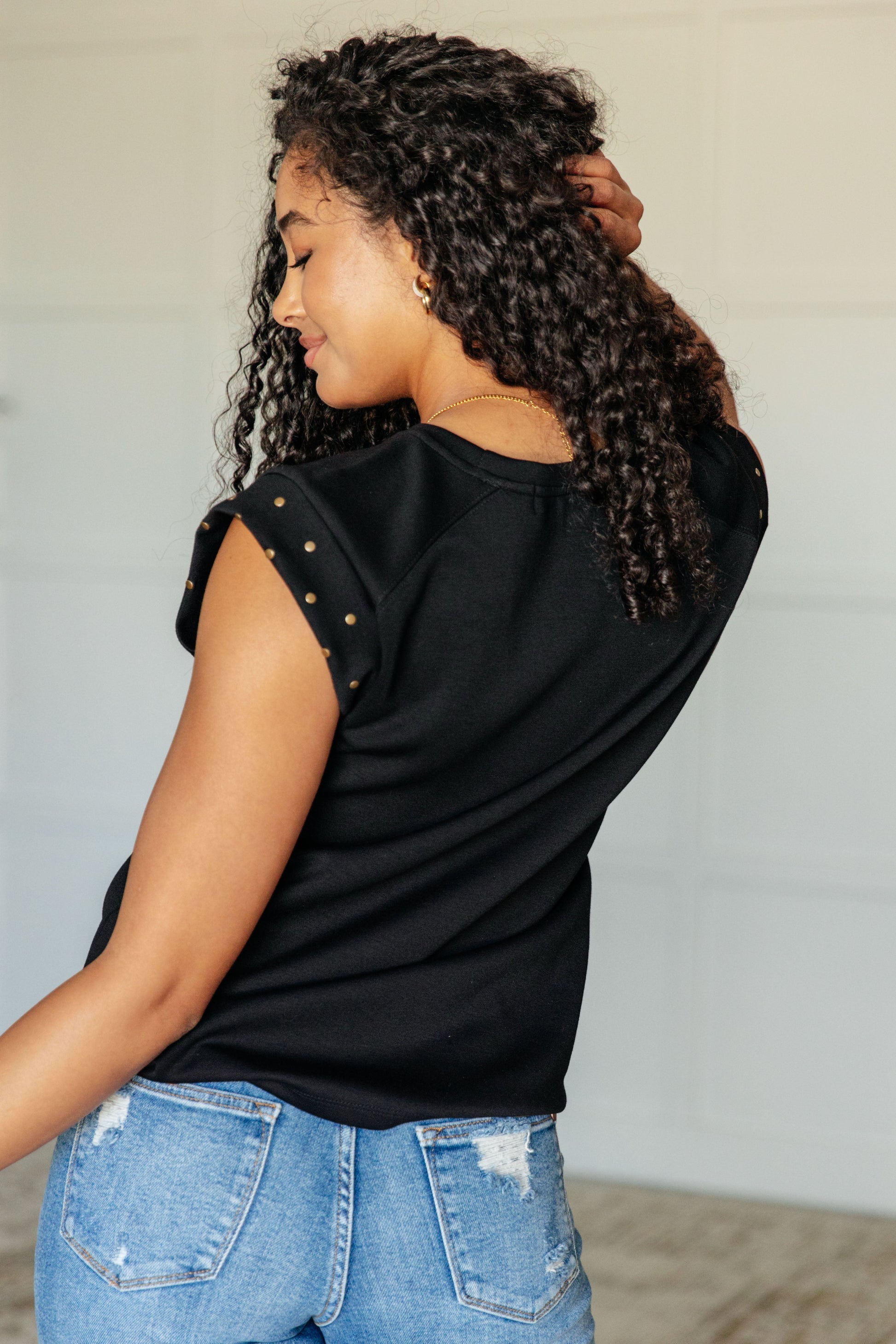 Studded Cap Sleeve Top
Knit
Round Neckline
Cap Sleeve
Some Stretch
Banded Sleeve Cuff
Stud Embellishments
50% Polyester, 45% Viscose, 5% Elastane
True to Size