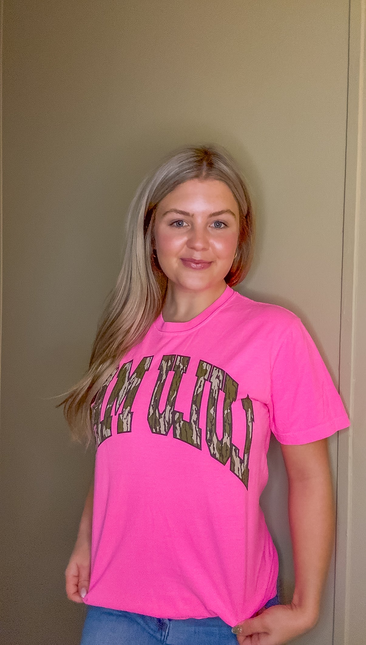 Lulu Mac Mossy Oak Bottomland Comfort Colors graphic tee in Neon pink with Mossy Oak Bottomland camo graphic