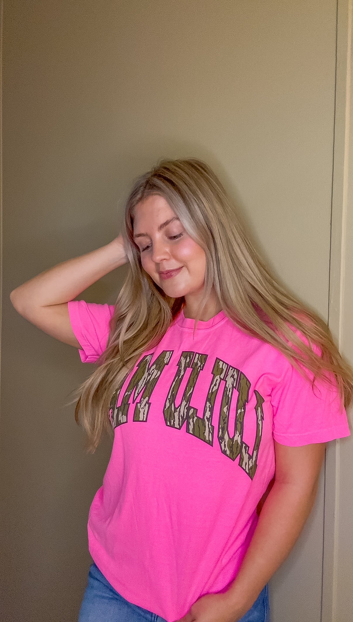 Lulu Mac Mossy Oak Bottomland Comfort Colors graphic tee in Neon pink with Mossy Oak Bottomland camo graphic