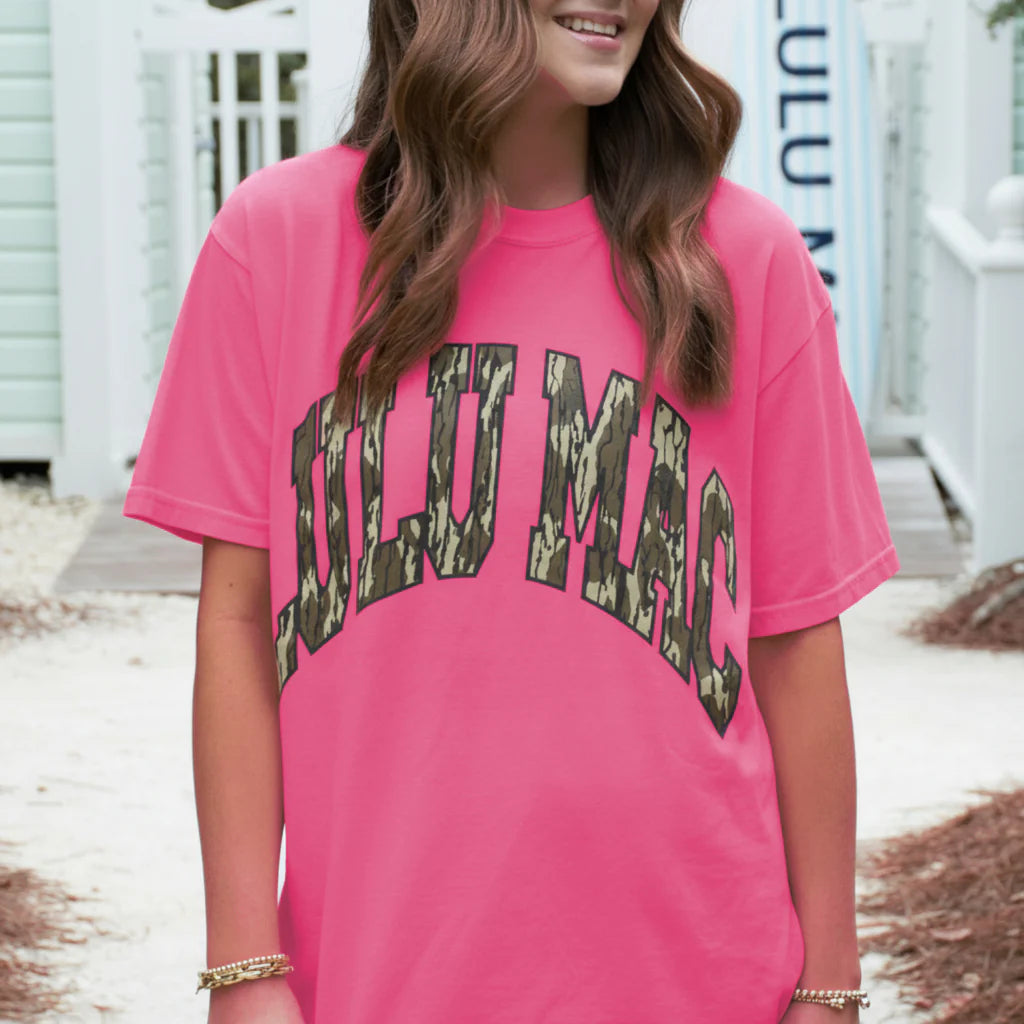 Lulu Mac Mossy Oak Bottomland Comfort Colors graphic tee in Neon pink with Mossy Oak Bottomland camo graphic