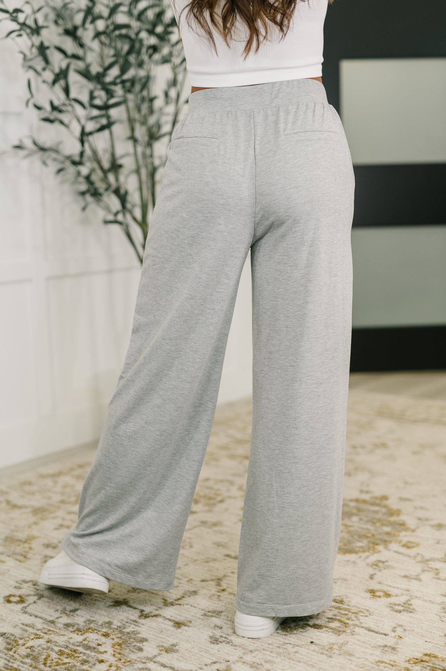Center Seam Wide Leg Pants in Grey
Knit
High Stretch
Cased Elastic Waistband
Functional Side Pockets
Center Leg Front and Back Seam
Faux Welt Pocket
Faux Zip Fly
70% Polyester, 27% Viscose, 3% Elastane
True to Size