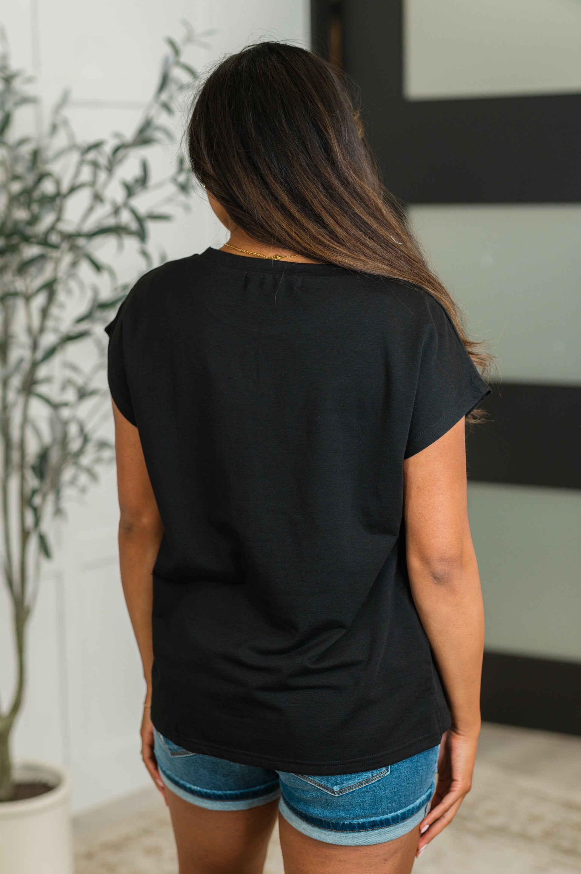Black French Terry
Some Stretch
Dolman Sleeve
Side Slits
Front Pocket
95% Polyester, 5% Spandex
True to Size short sleeve top 