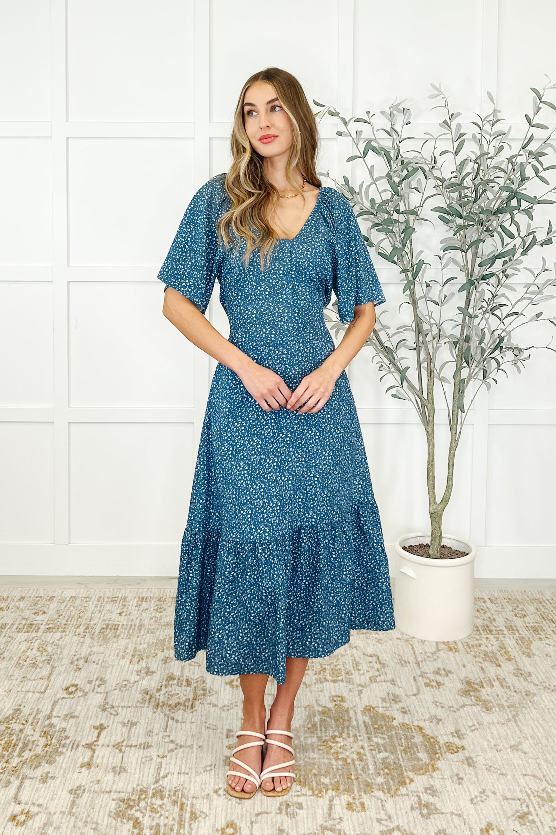 Lightweight Woven
Scooped Neckline
Functional Half Front Zipper Closure
Raglan Sleeve
Functional Side Pockets
Attached Functional Waist Ties
Gathered Details
Tier Detail
100% Viscose
True to Size dress by Honey Mark
