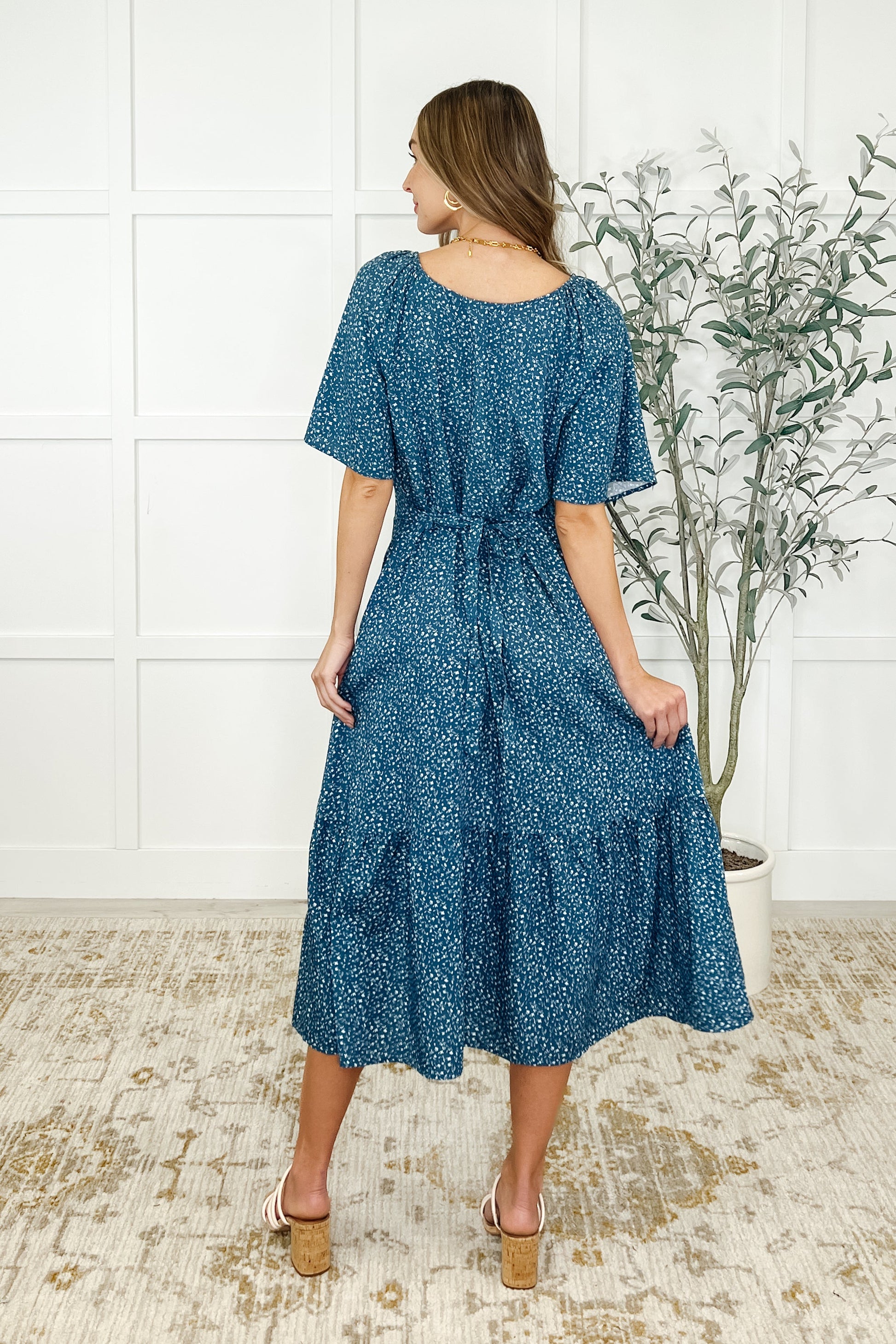 Lightweight Woven
Scooped Neckline
Functional Half Front Zipper Closure
Raglan Sleeve
Functional Side Pockets
Attached Functional Waist Ties
Gathered Details
Tier Detail
100% Viscose
True to Size dress by Honey Mark