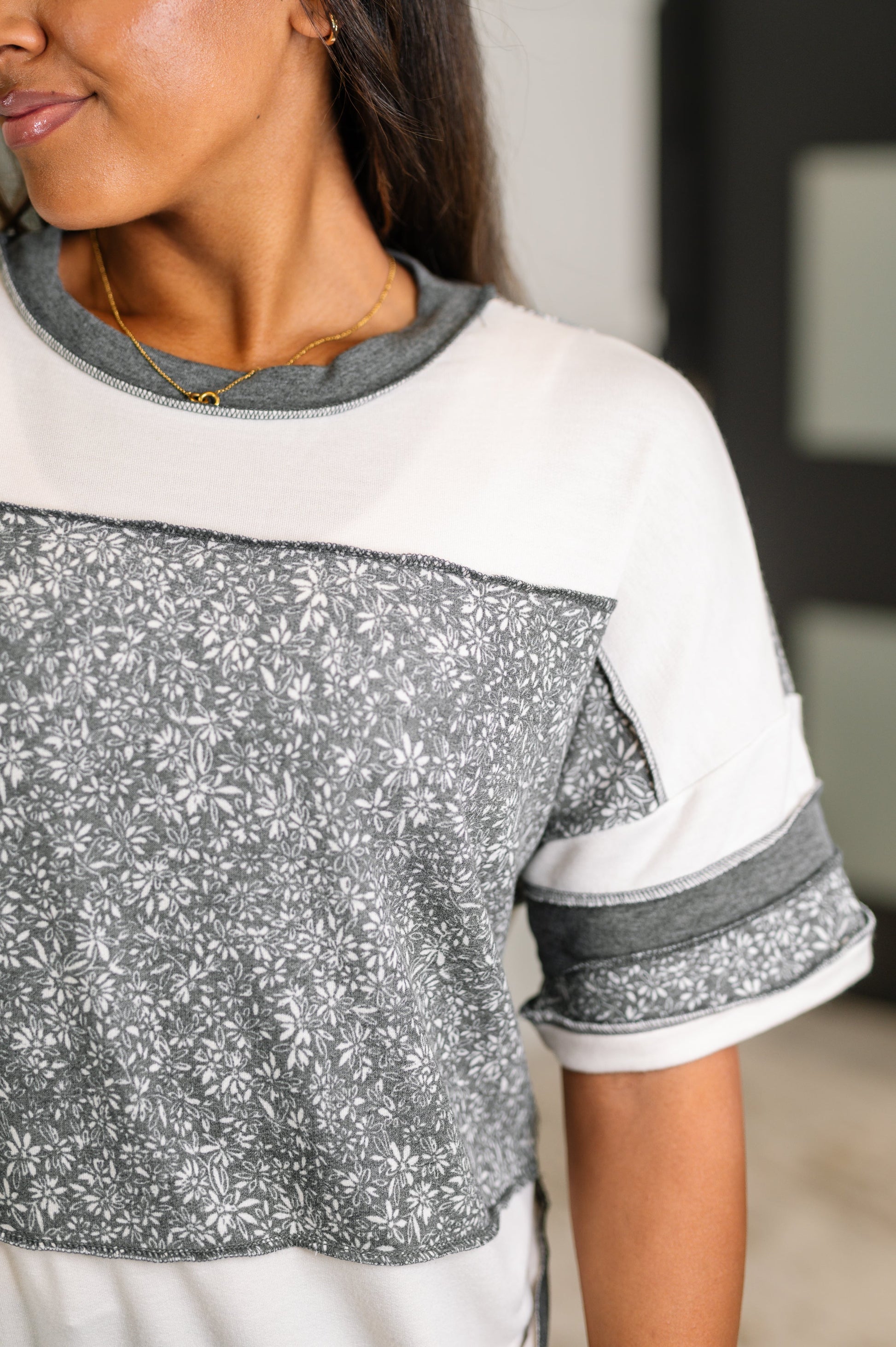 Grey, Lightweight Brushed French Terry
Banded Round Neckline
Drop Shoulder
Banded Sleeve Cuff
Banded Hem
Exposed Seam Details
62% Polyester, 34% Rayon, 4% Spandex
True to Size Top by Haptics