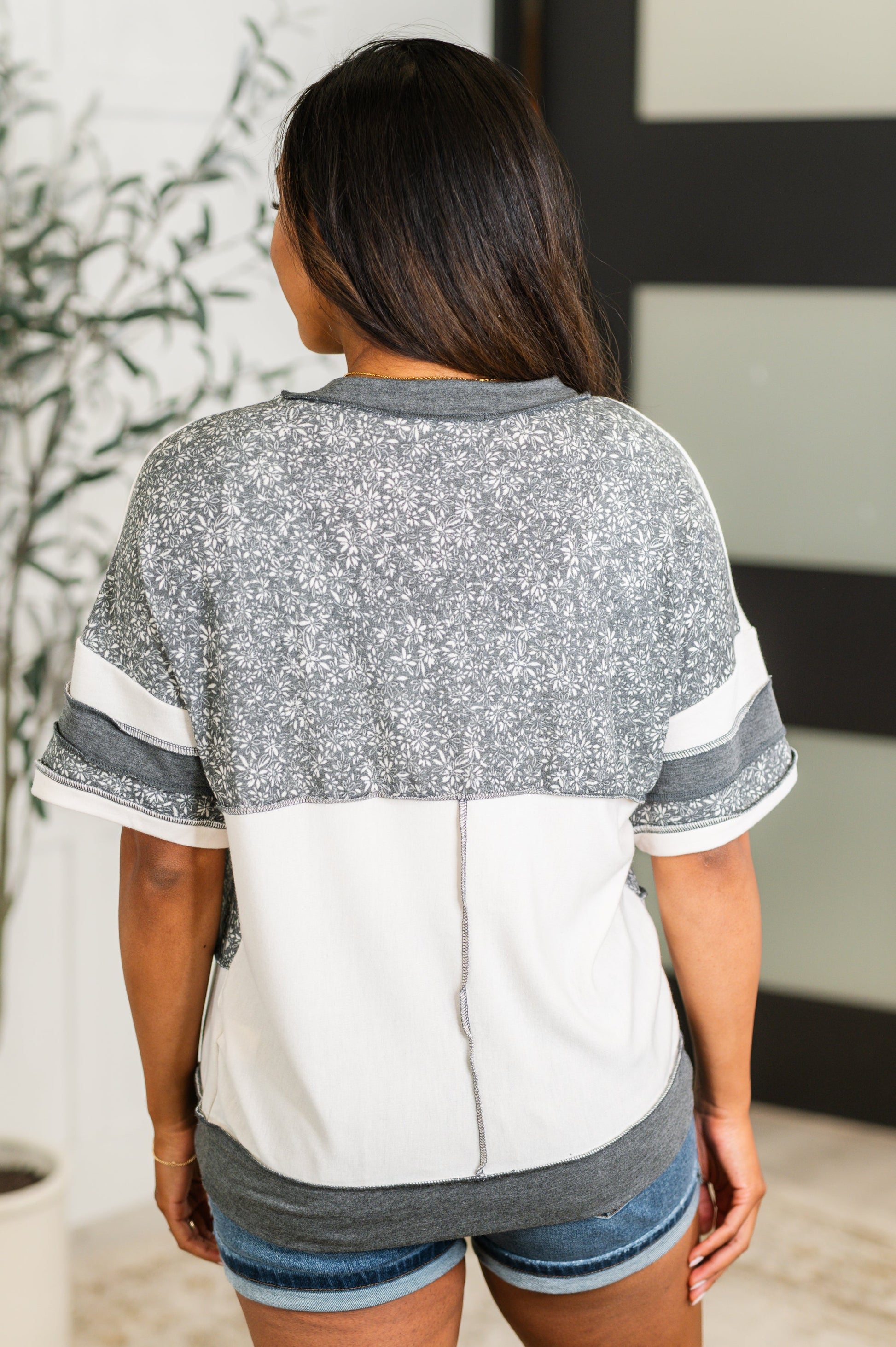 Grey, Lightweight Brushed French Terry
Banded Round Neckline
Drop Shoulder
Banded Sleeve Cuff
Banded Hem
Exposed Seam Details
62% Polyester, 34% Rayon, 4% Spandex
True to Size Top by Haptics