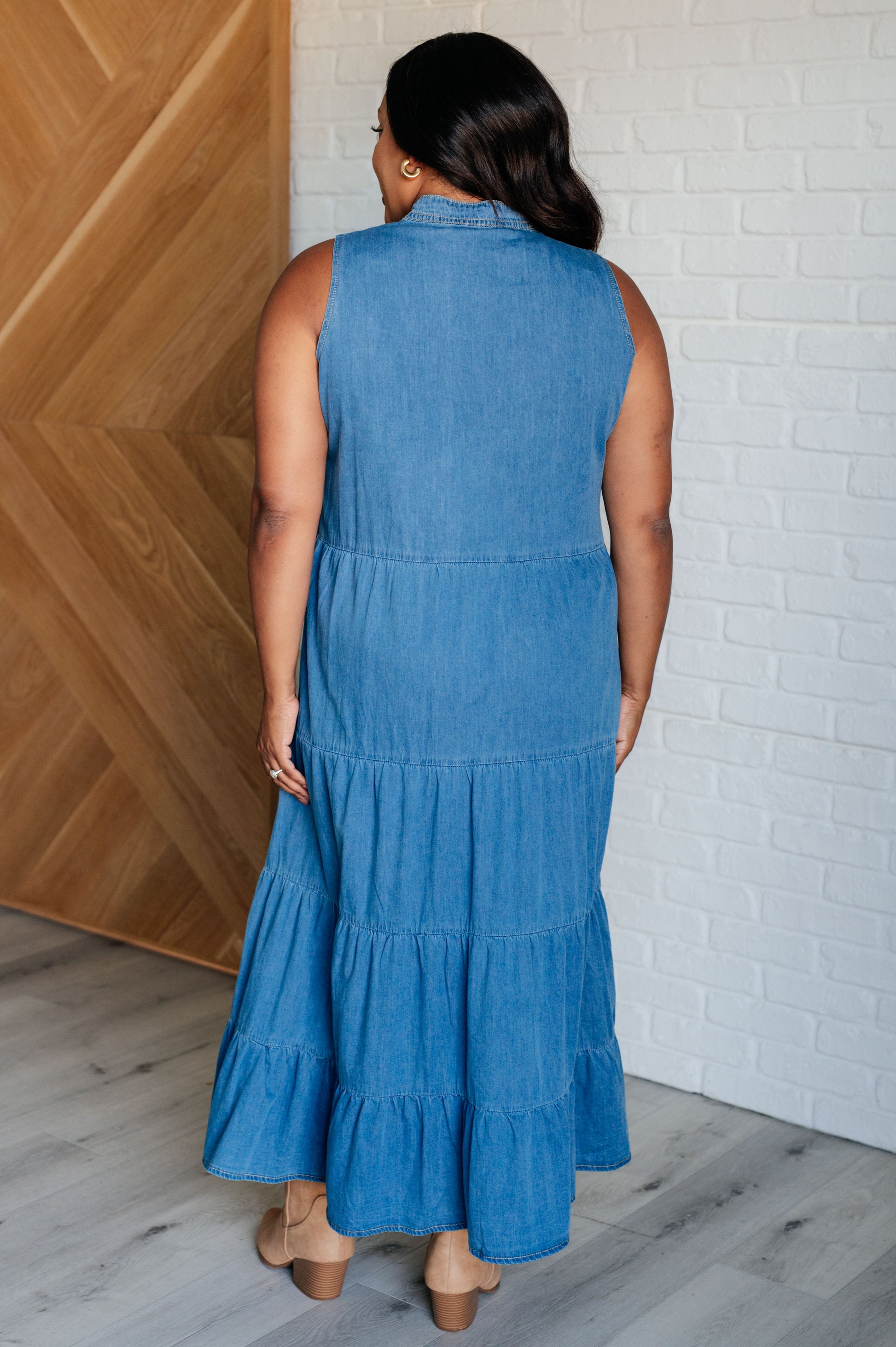 Denim Maxi Dress
Chambray Woven
V-Neckline
Functional Neck Ties
Sleeveless
Tiered
95% Cotton, 5% Polyester
True to Size
