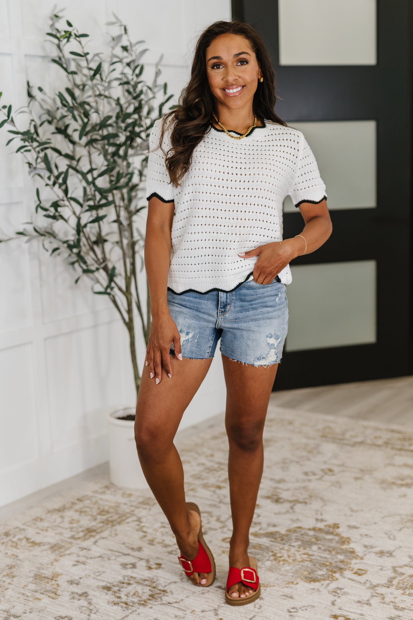 Knit Top in White
Eyelet Knit
Wavy, Contrast Round Neckline
Wavy, Contrast Sleeve Cuff
Wavy, Contrasted Hemline
90% Acrylic, 10% Cotton
True to Size